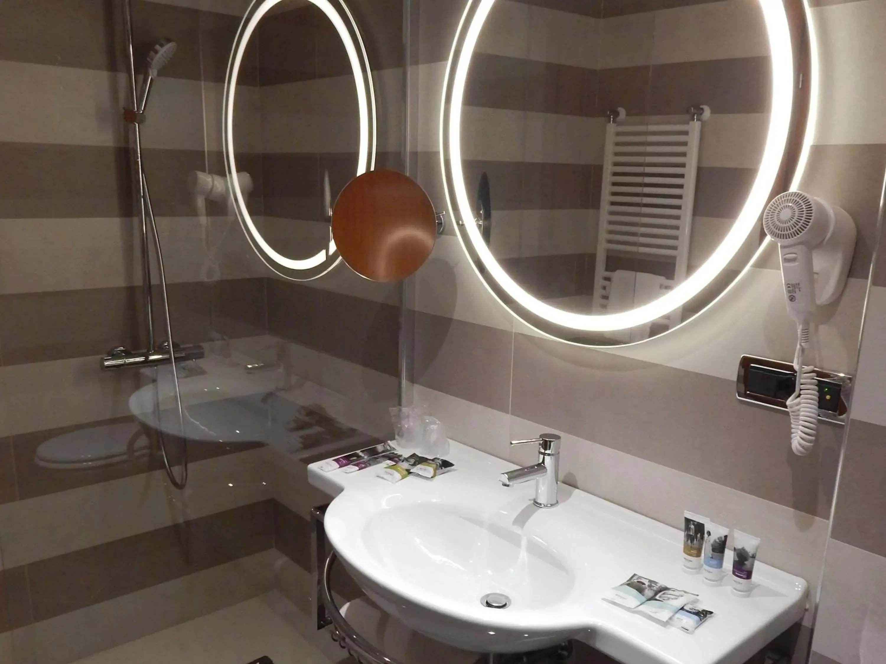 Photo of the whole room, Bathroom in Mercure Leonardo da Vinci Rome Airport