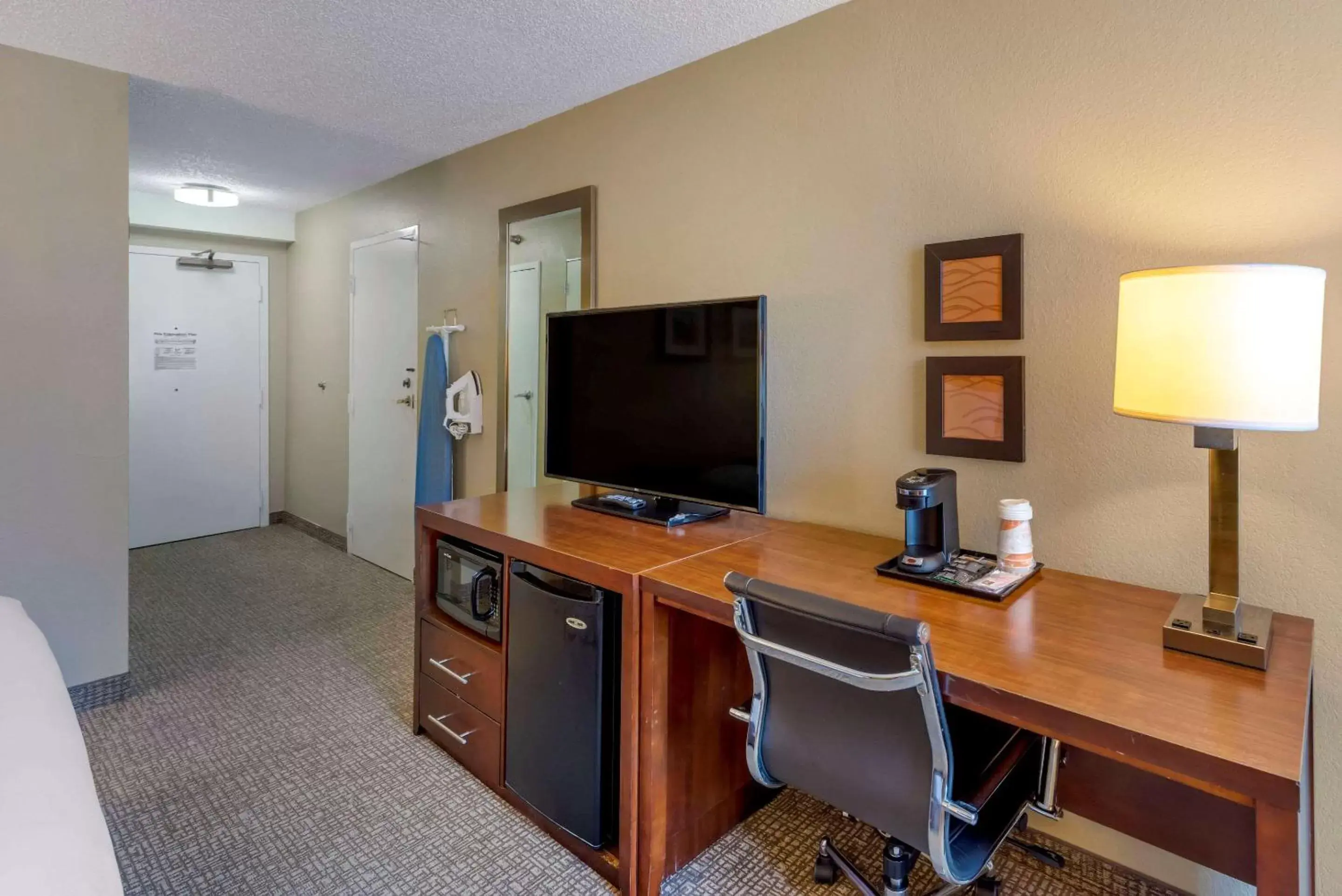 Photo of the whole room, TV/Entertainment Center in Comfort Inn Elizabeth City near University