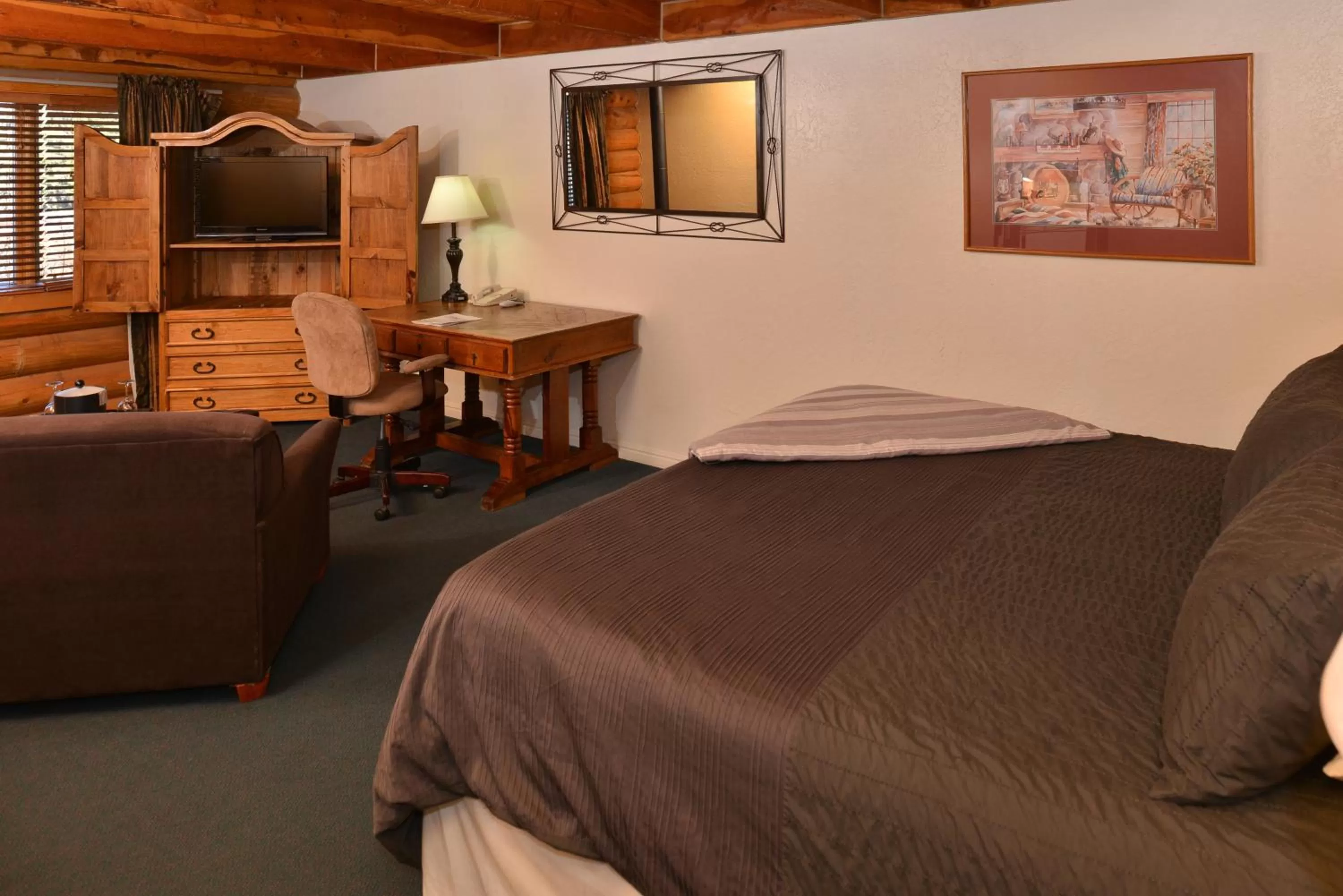 Photo of the whole room, Bed in The Boulder Creek Lodge