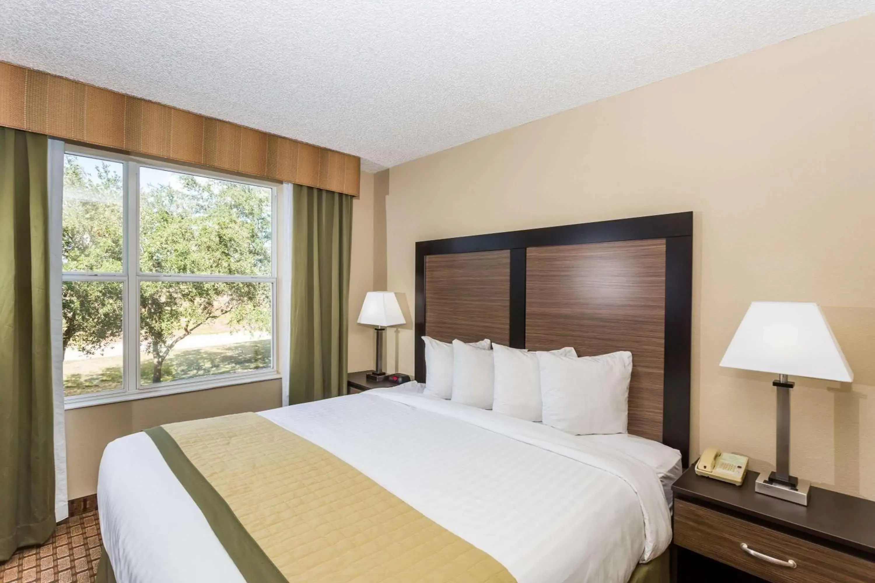 Photo of the whole room, Bed in Baymont by Wyndham Fort Myers Airport