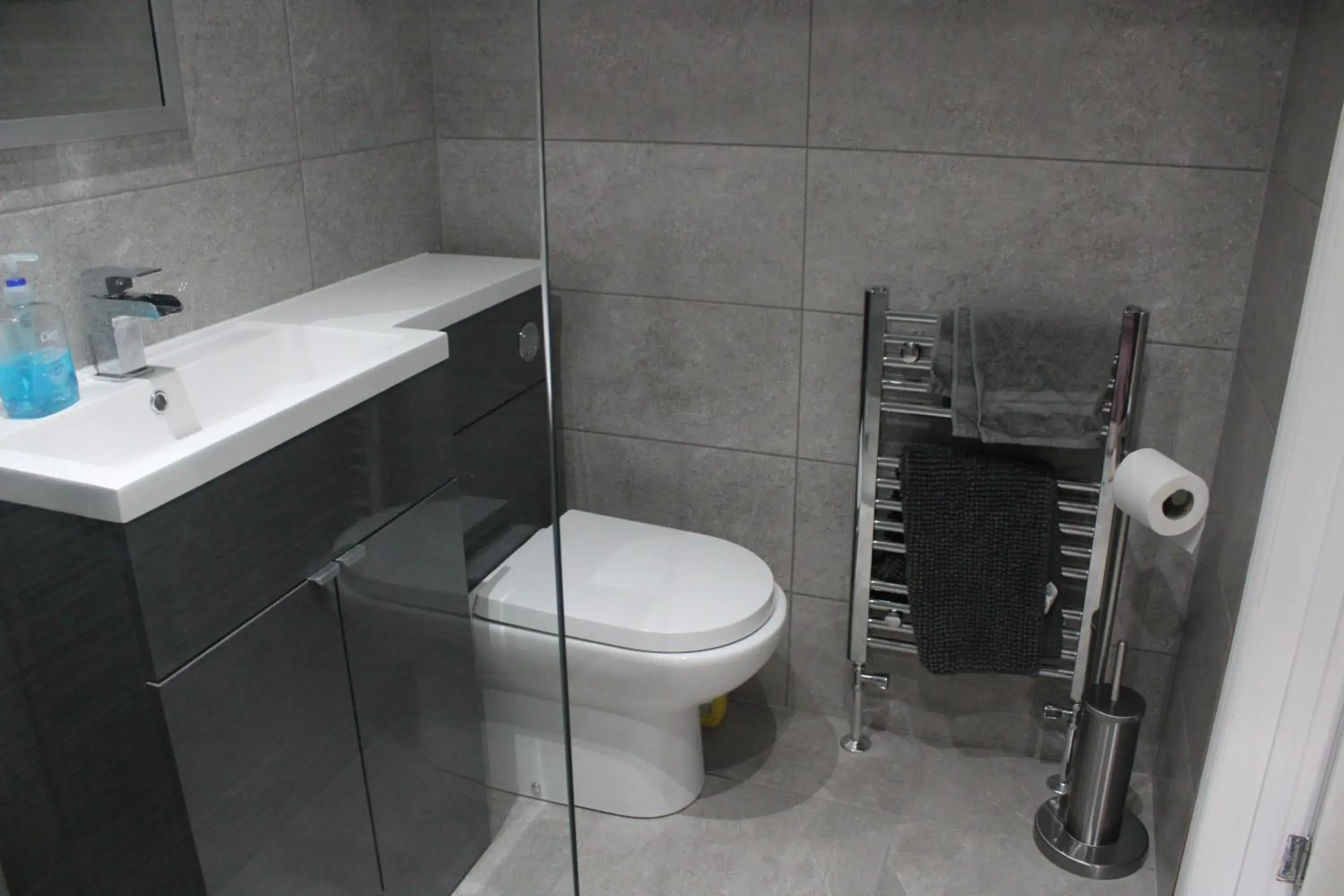 Bathroom in White House Cottages