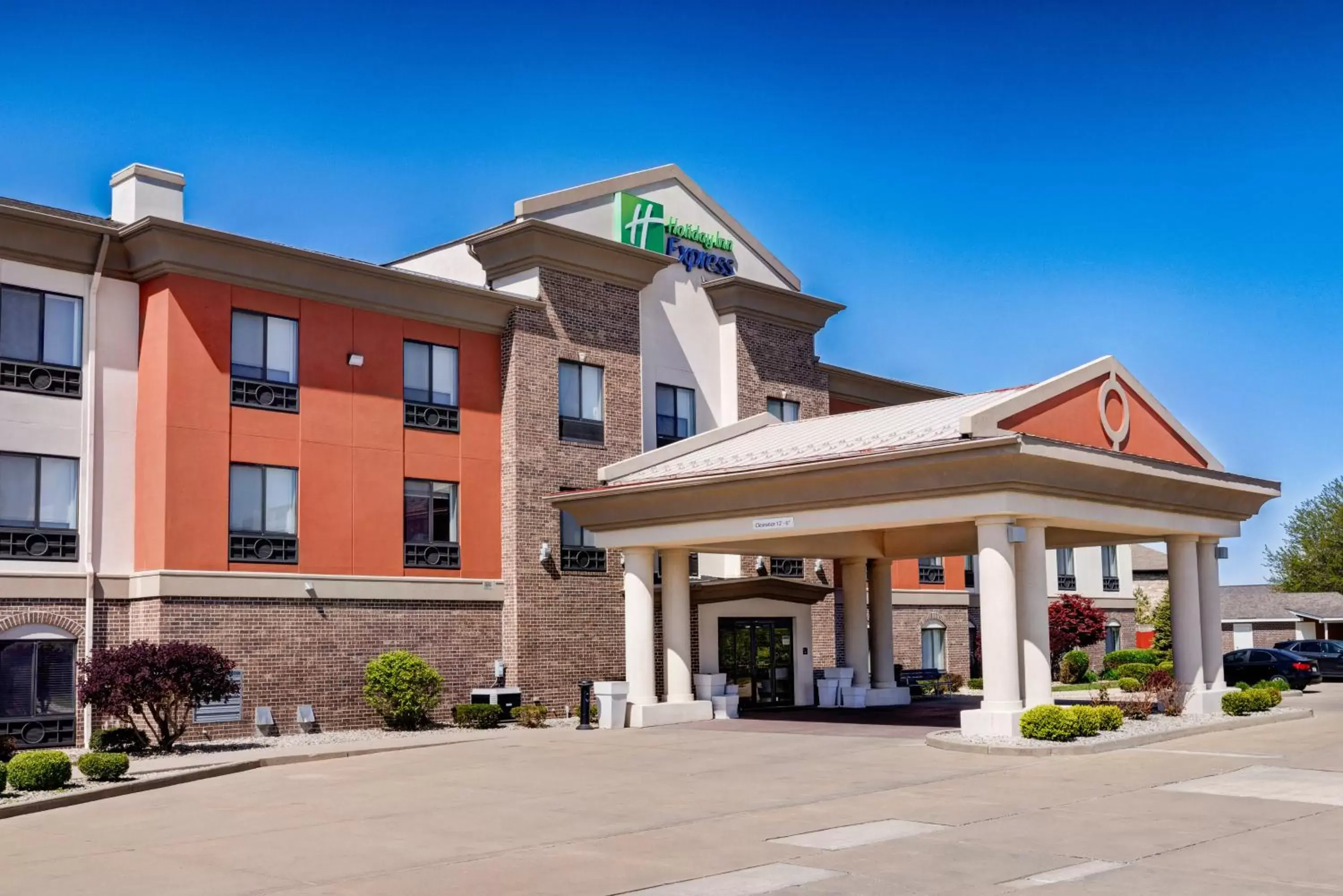 Property Building in Holiday Inn Express Hotel & Suites Shelbyville, an IHG Hotel