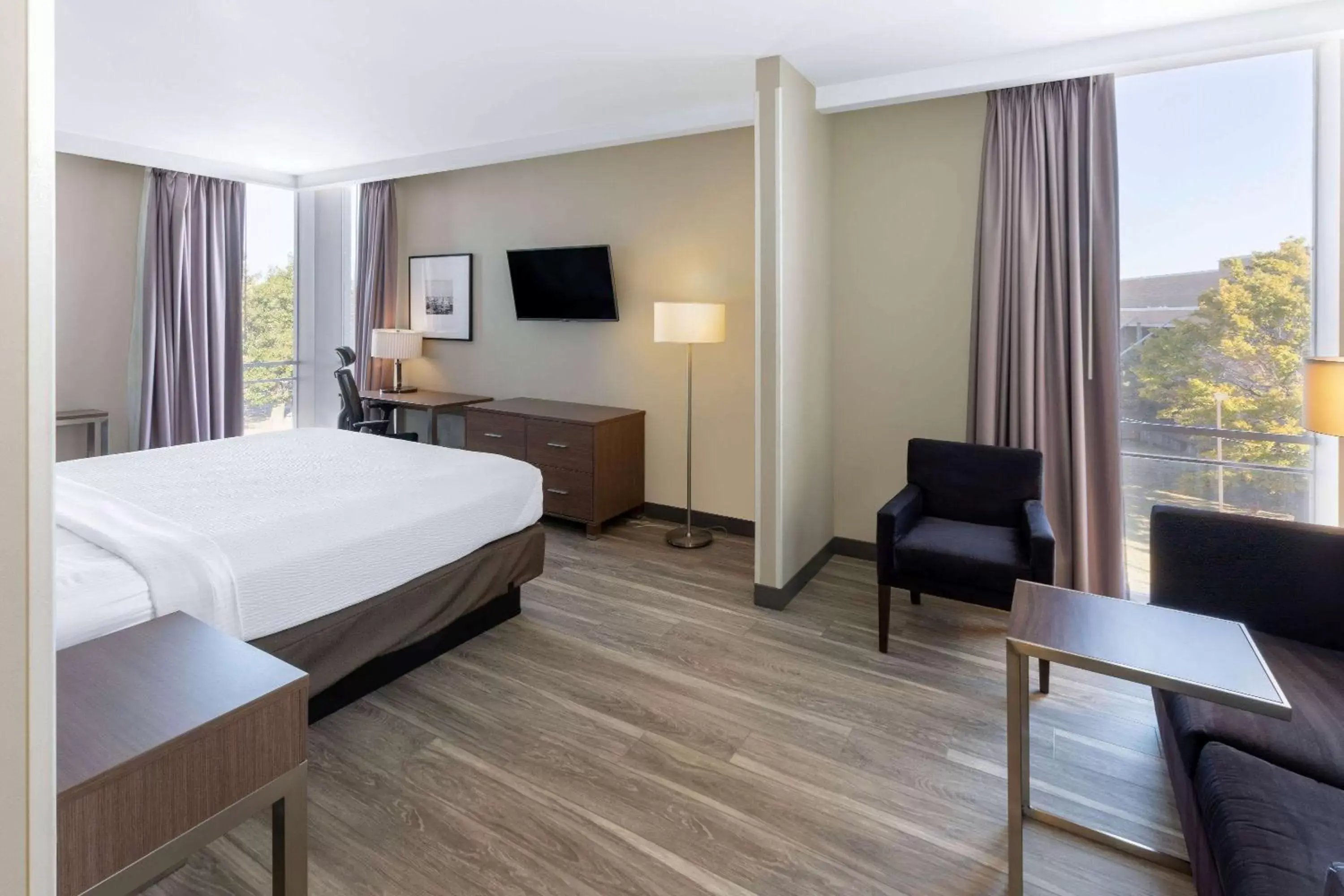 King Studio Suite with Bath Tub - Mobility Access/Non-Smoking in La Quinta Inn & Suites by Wyndham Tulsa Downtown - Route 66 King Studio Suite with Bath Tub - Mobility Access/Non-Smoking in La Quinta Inn & Suites by Wyndham Tulsa Downtown - Route 66