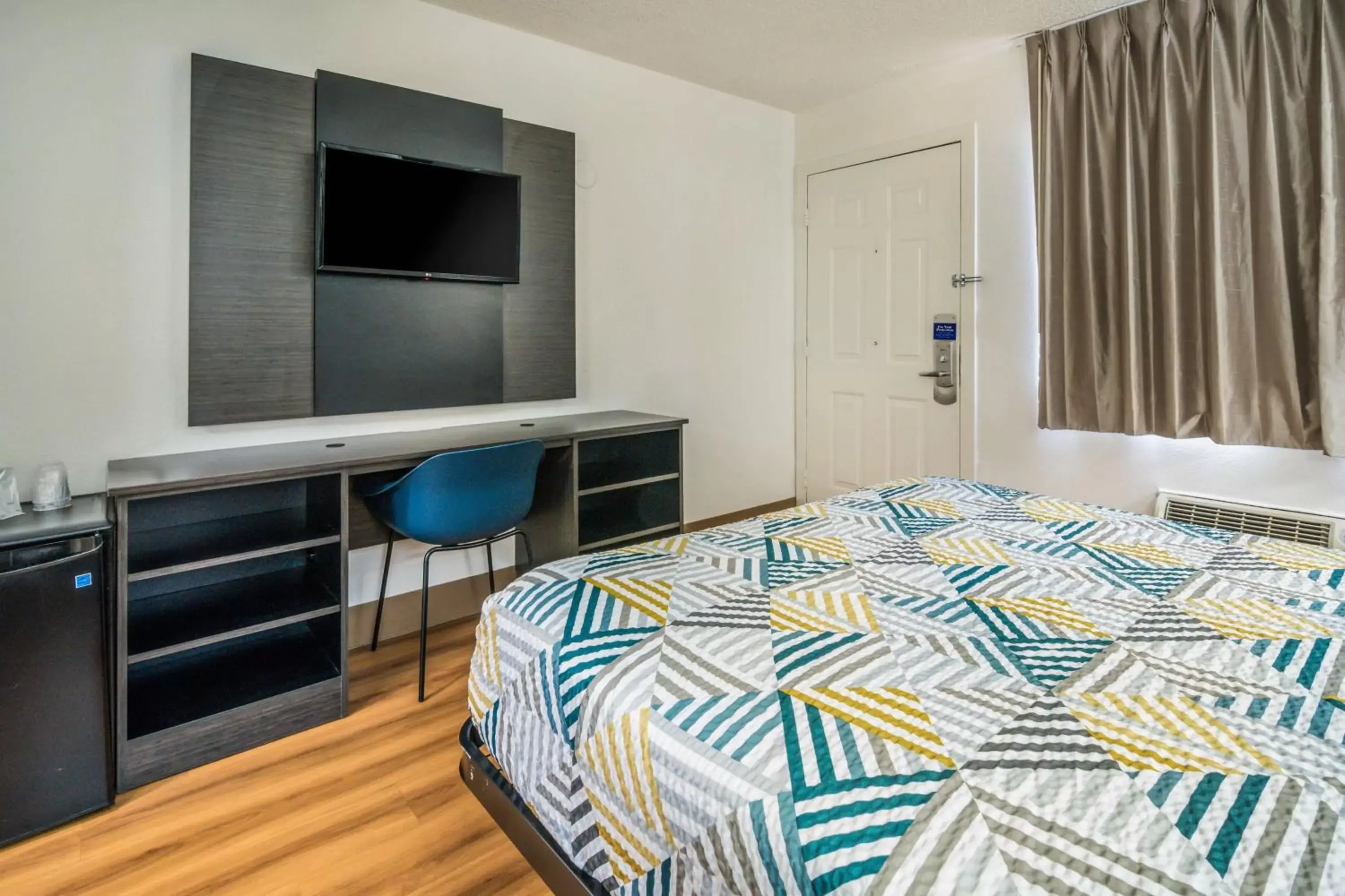 Photo of the whole room, Bed in Motel 6-Irving, TX - Dallas Photo of the whole room, Bed in Motel 6-Irving, TX - Dallas