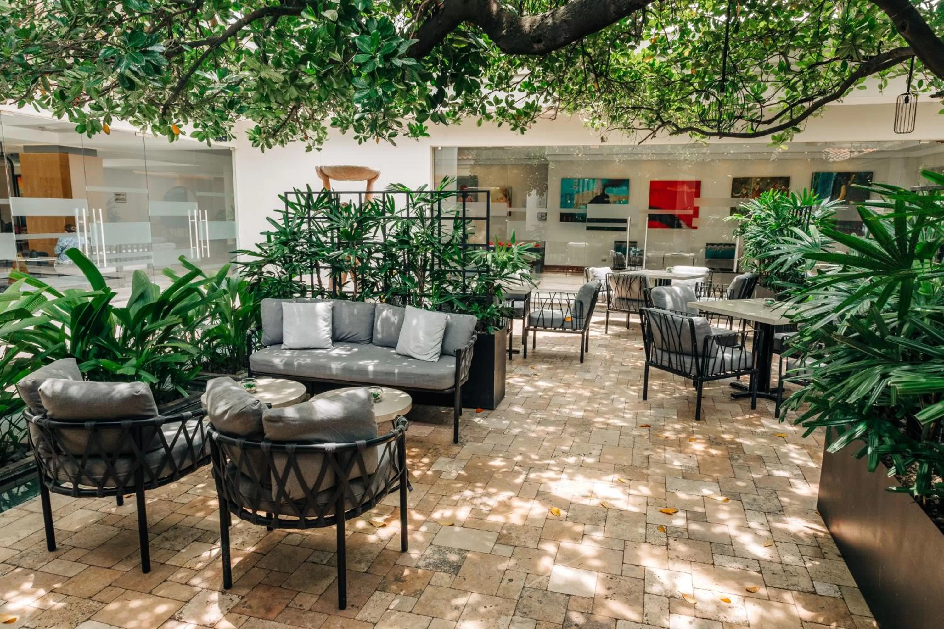 Restaurant/places to eat in Plaza Hotel and Suites