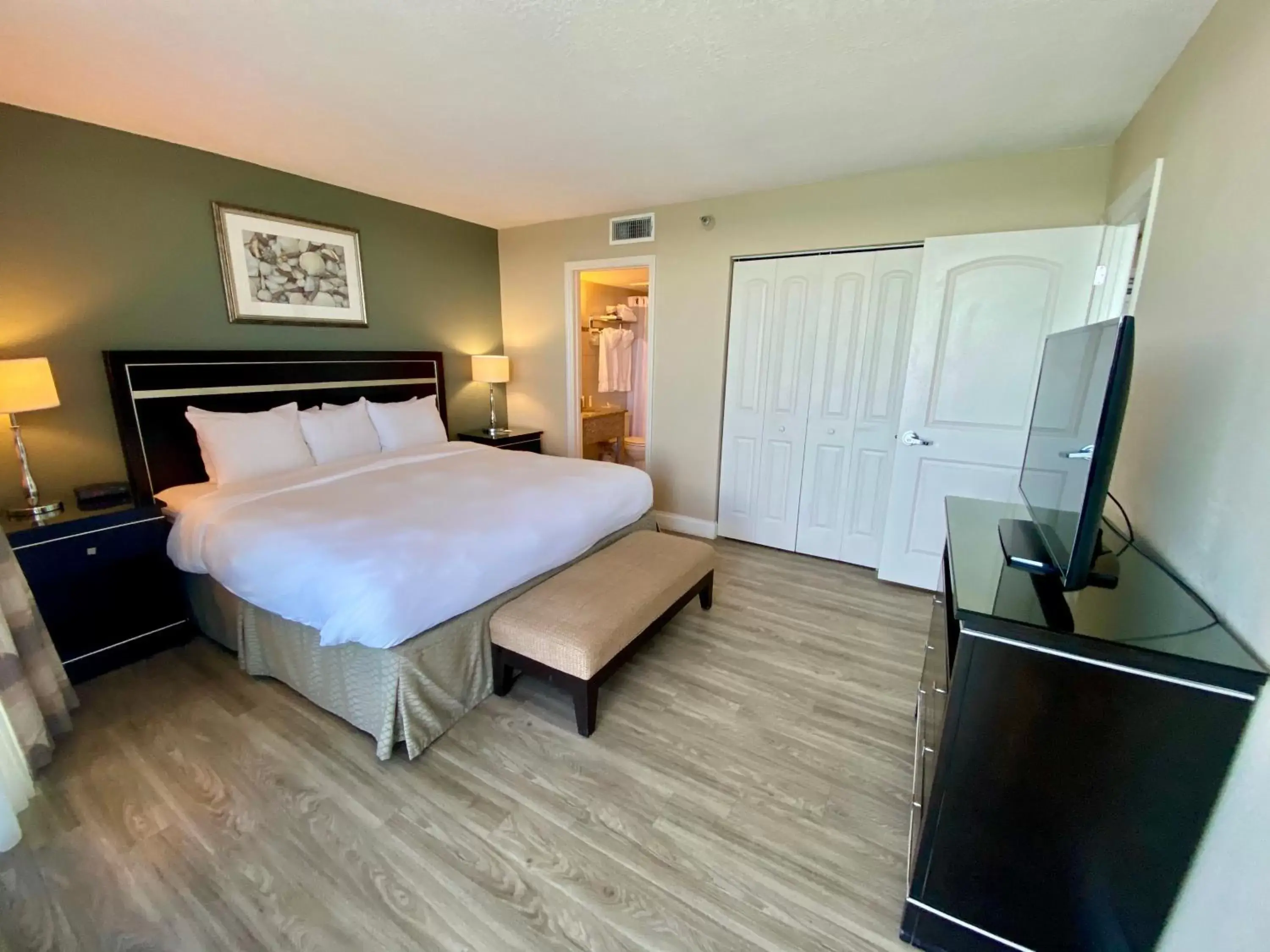 Bedroom, Bed in Radisson Suite Hotel Oceanfront