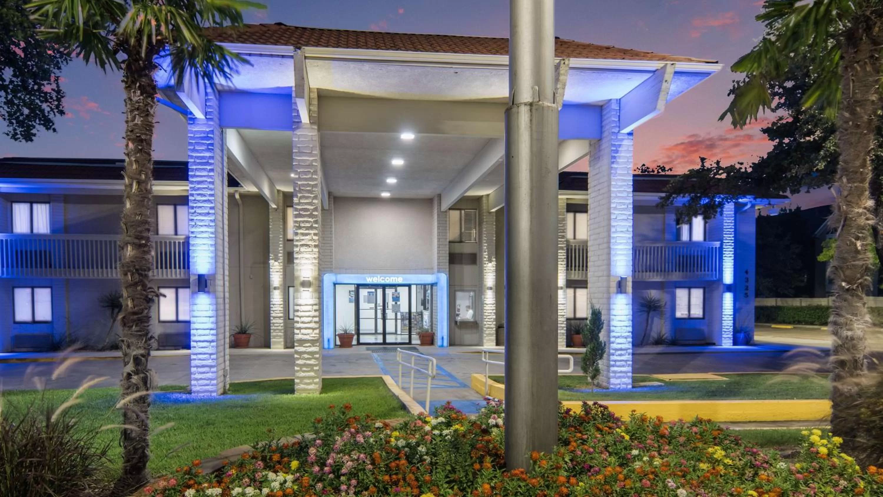 Property building in Motel 6-Addison, TX - Dallas