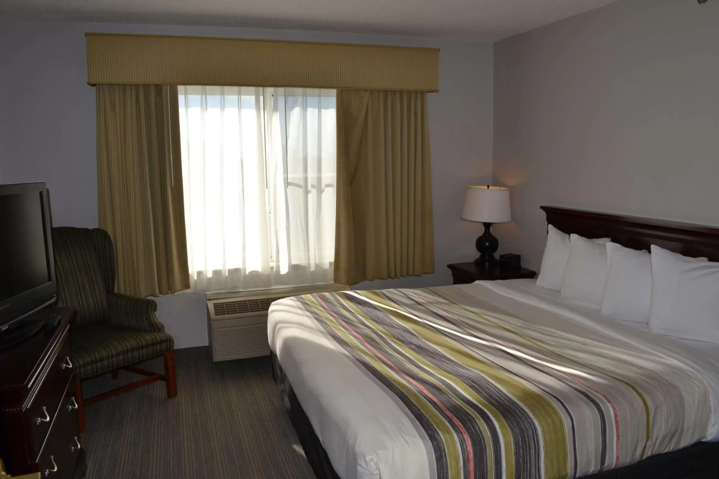 Photo of the whole room, Bed in Country Inn & Suites by Radisson, Gurnee, IL