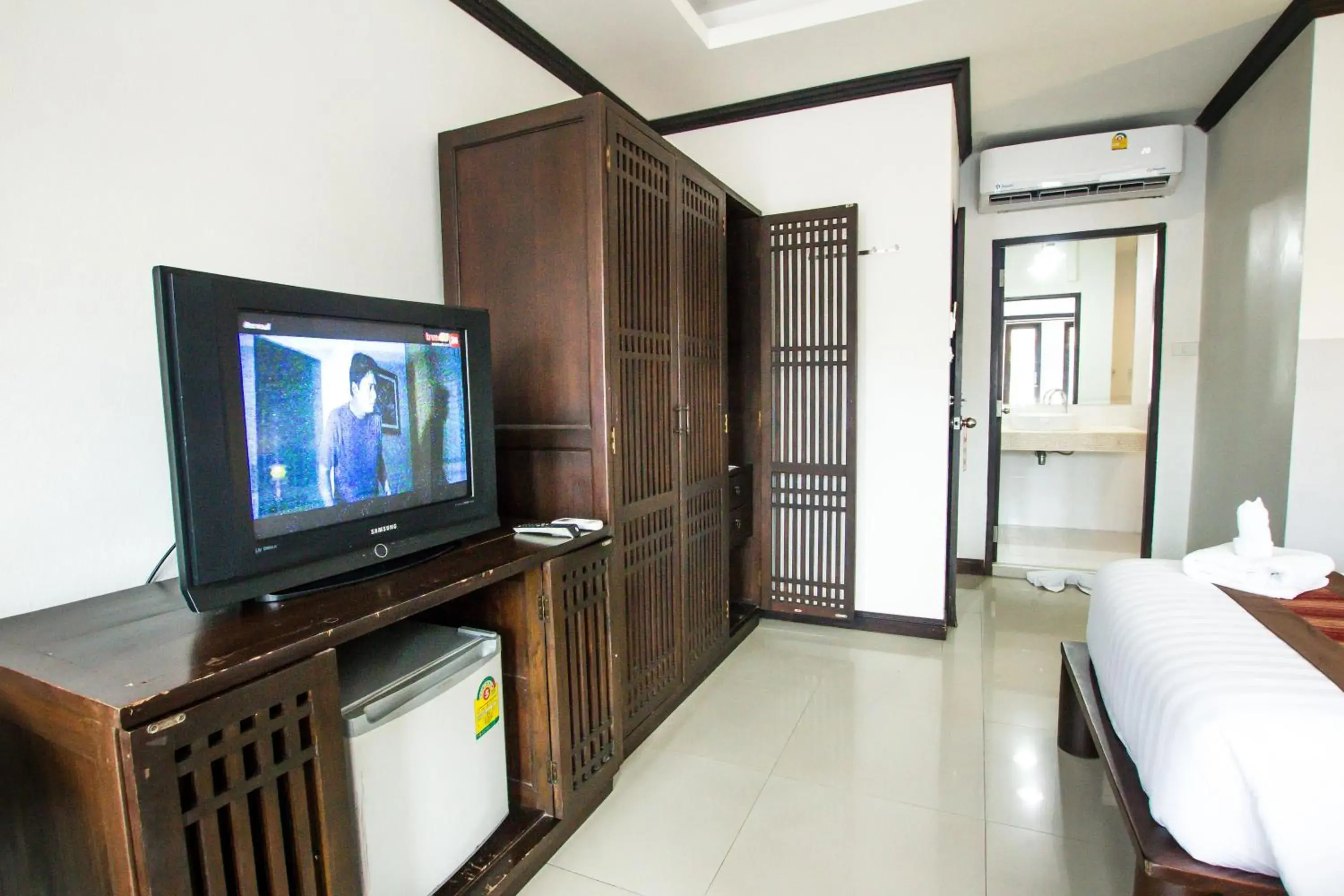TV and multimedia, TV/Entertainment Center in Queen Boutique Hotel