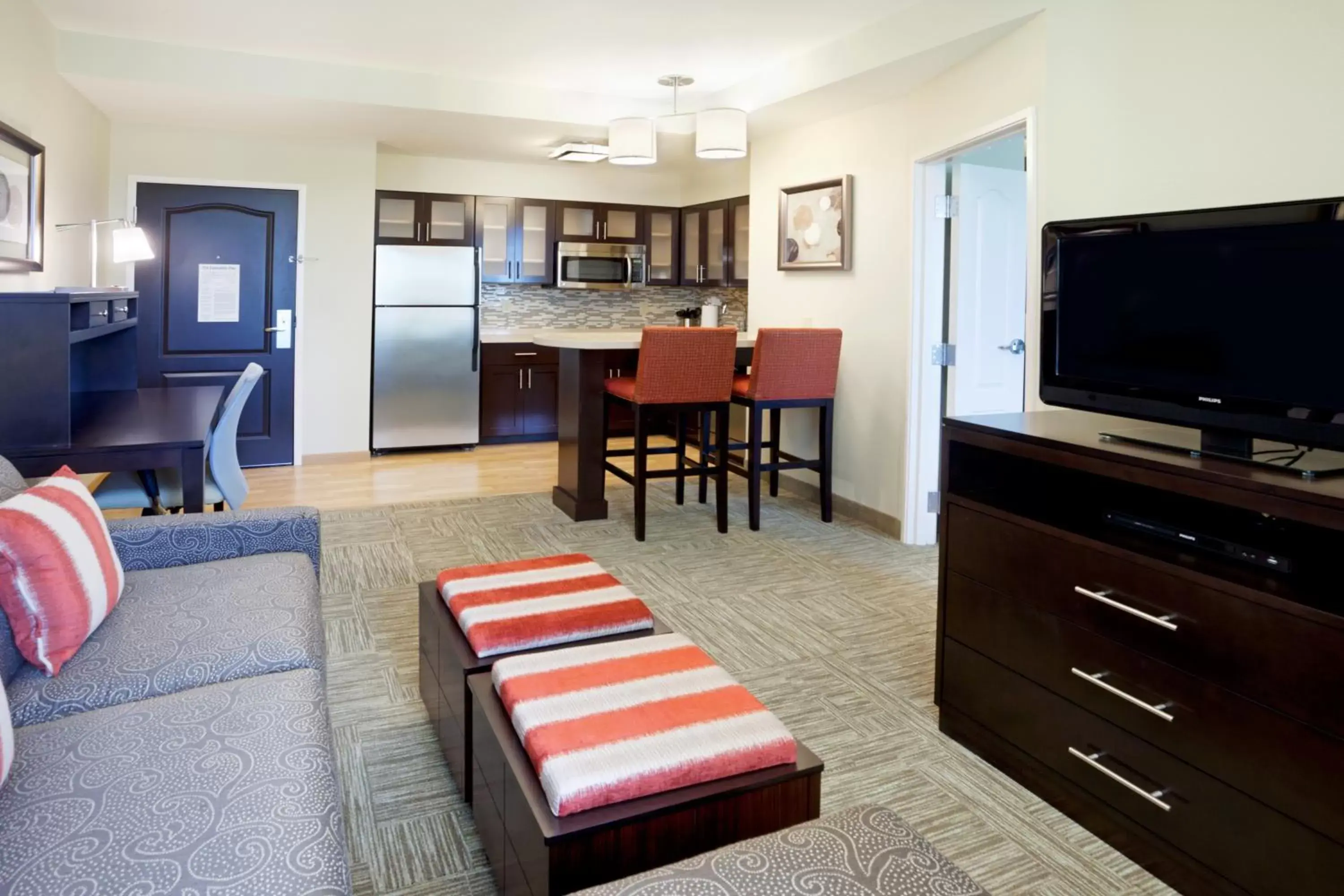 Living room, TV/Entertainment Center in Staybridge Suites San Antonio-Stone Oak, an IHG Hotel