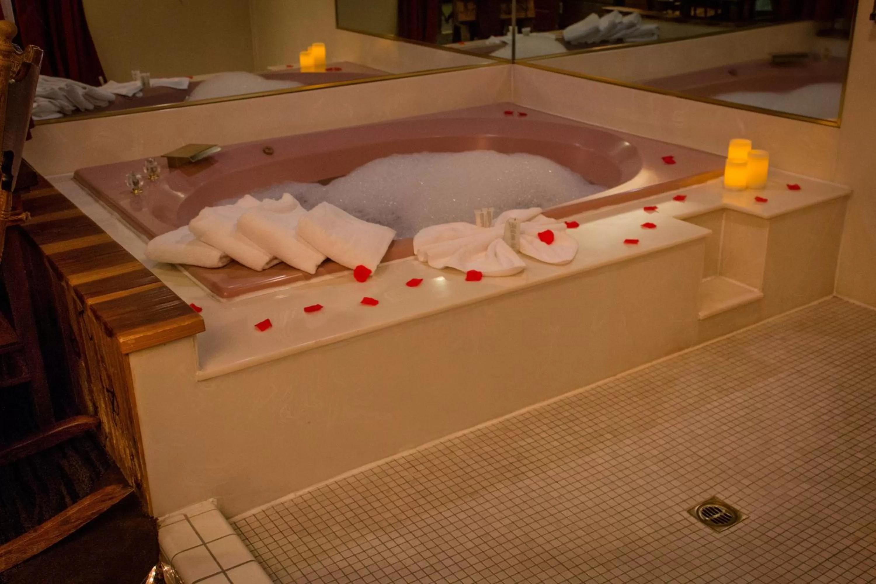 Hot Tub in Postmarc Hotel and Spa Suites