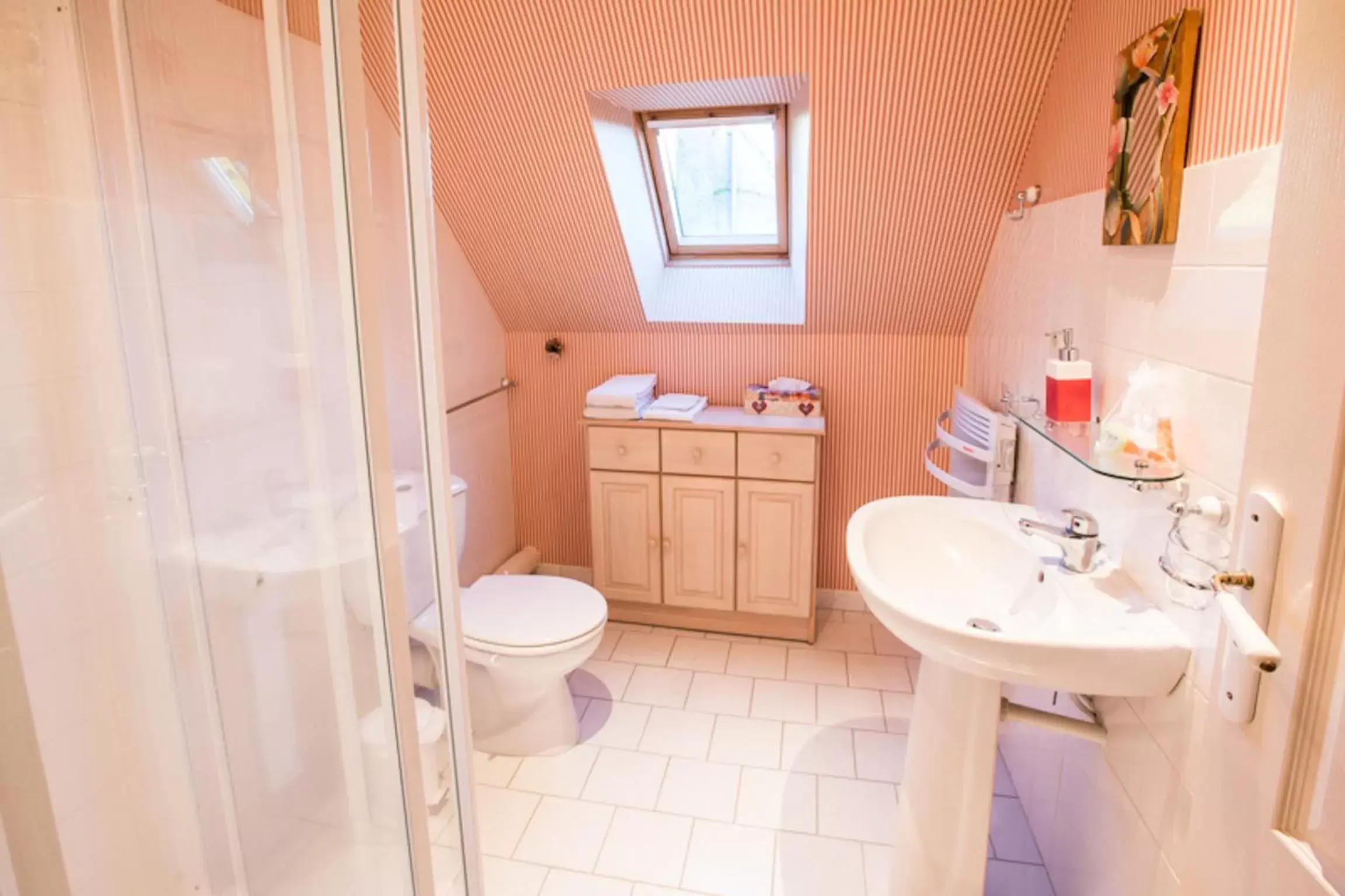Photo of the whole room, Bathroom in Chambres d'hôtes La Ferme du Grand Launay