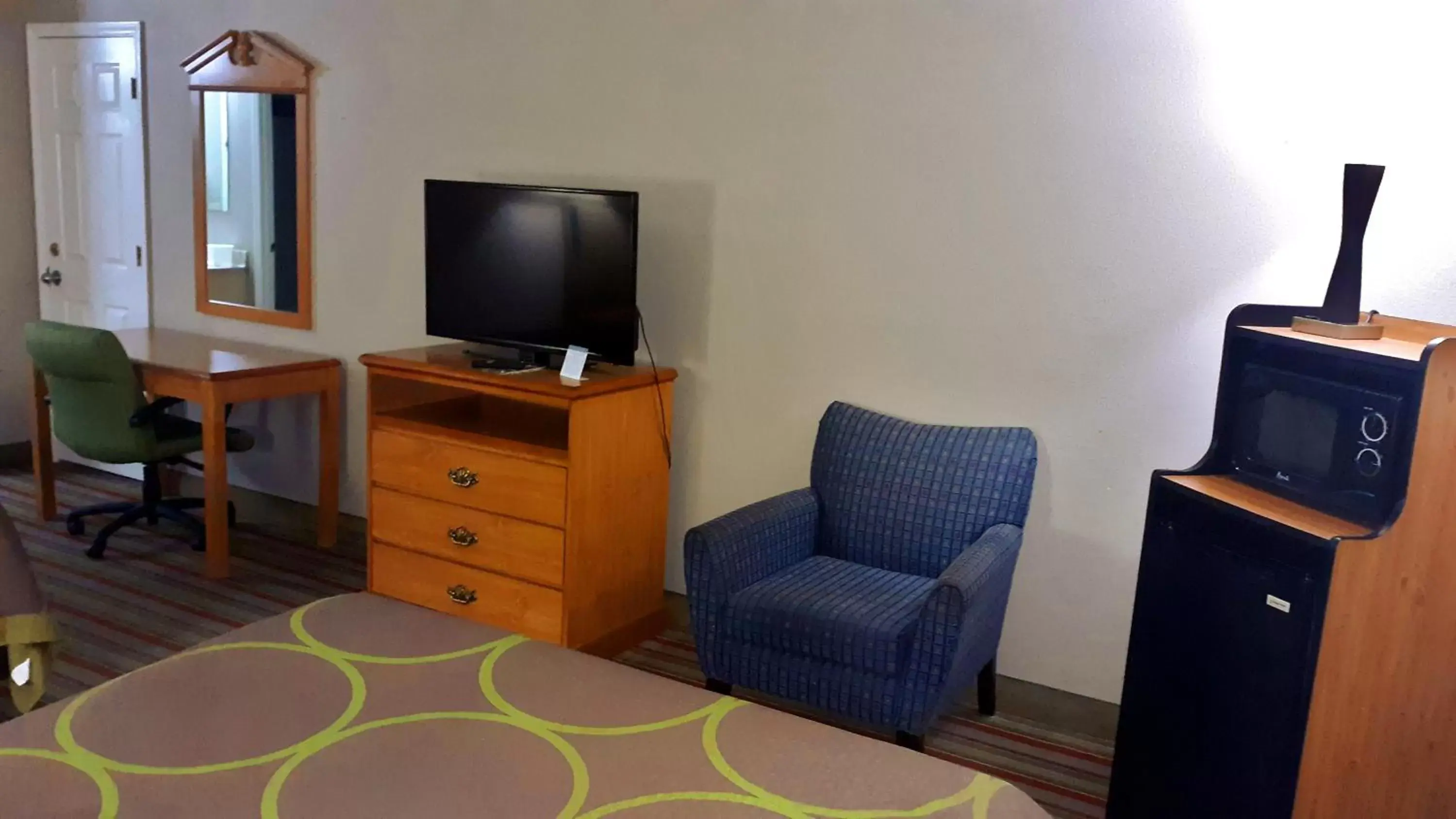 TV and multimedia, TV/Entertainment Center in Super 8 by Wyndham Fort Chiswell Wytheville Area