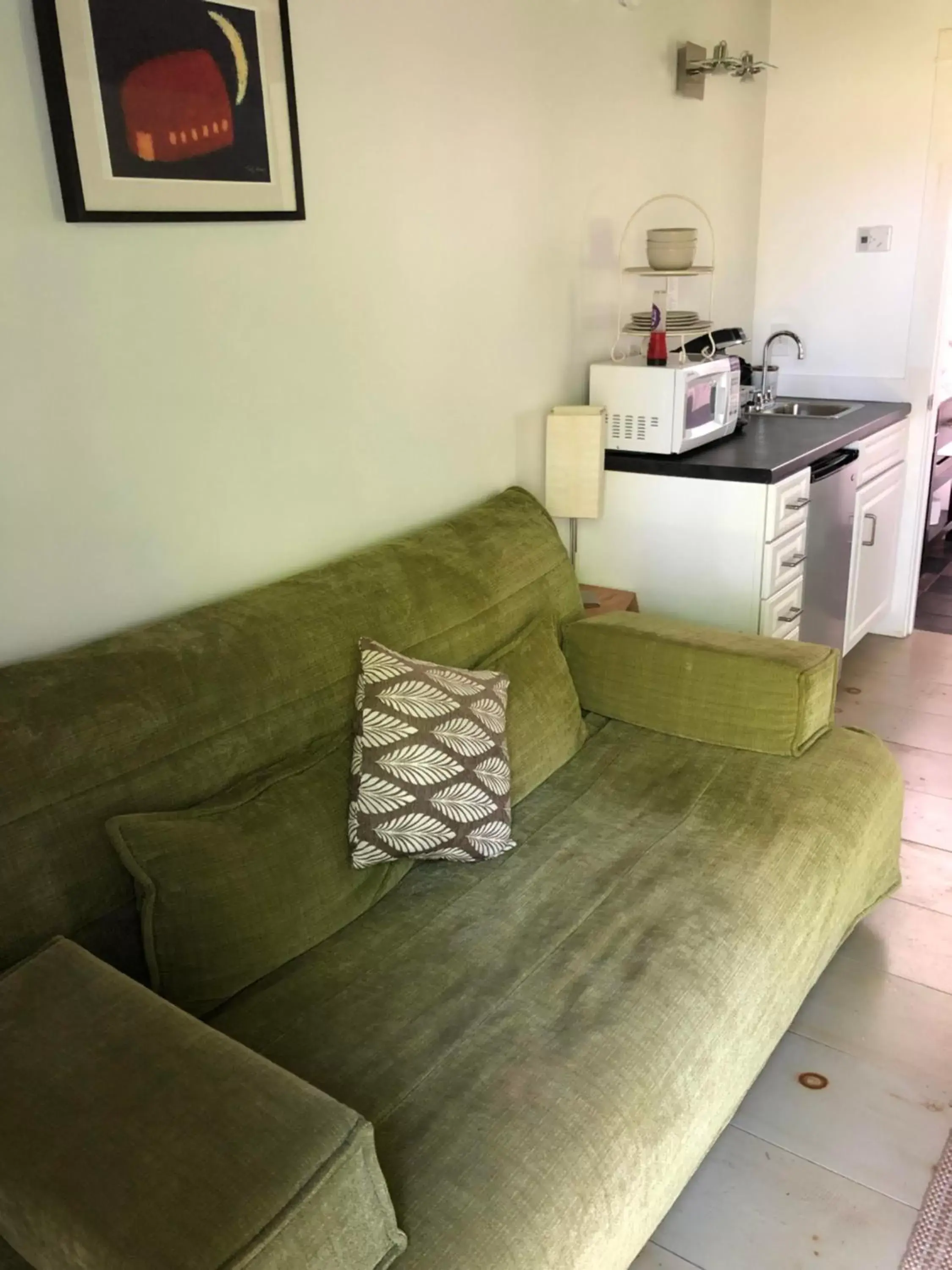 Kitchen or kitchenette, Seating Area in Shoreham Inn Bed & Breakfast