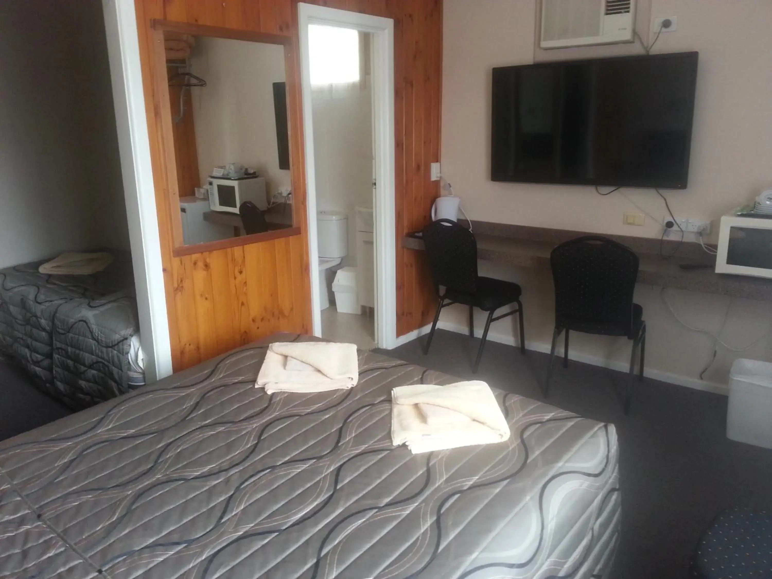 Photo of the whole room, Room Photo in Nhill Oasis Motel