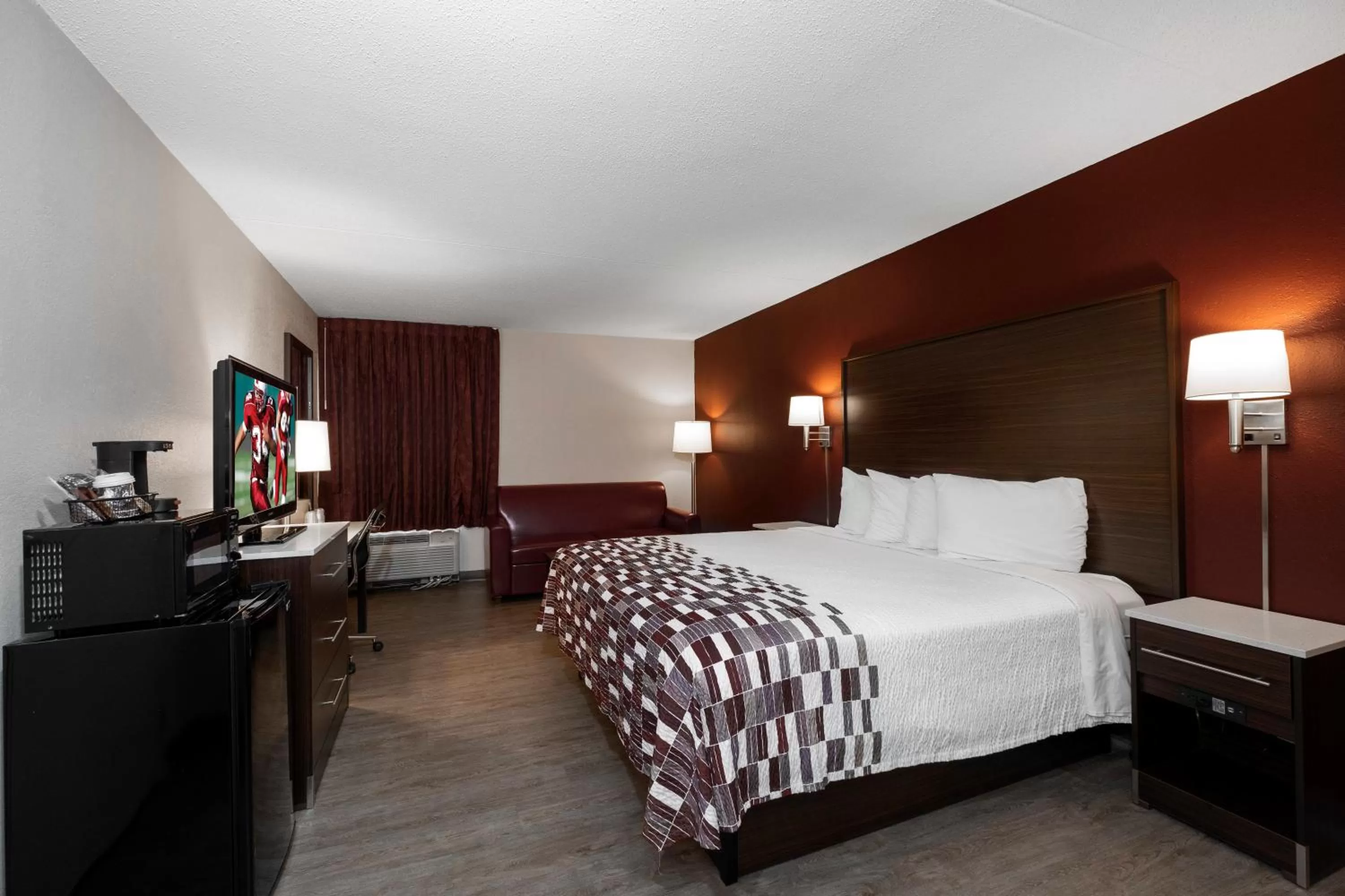 Bedroom, Bed in Red Roof Inn Leesburg, VA