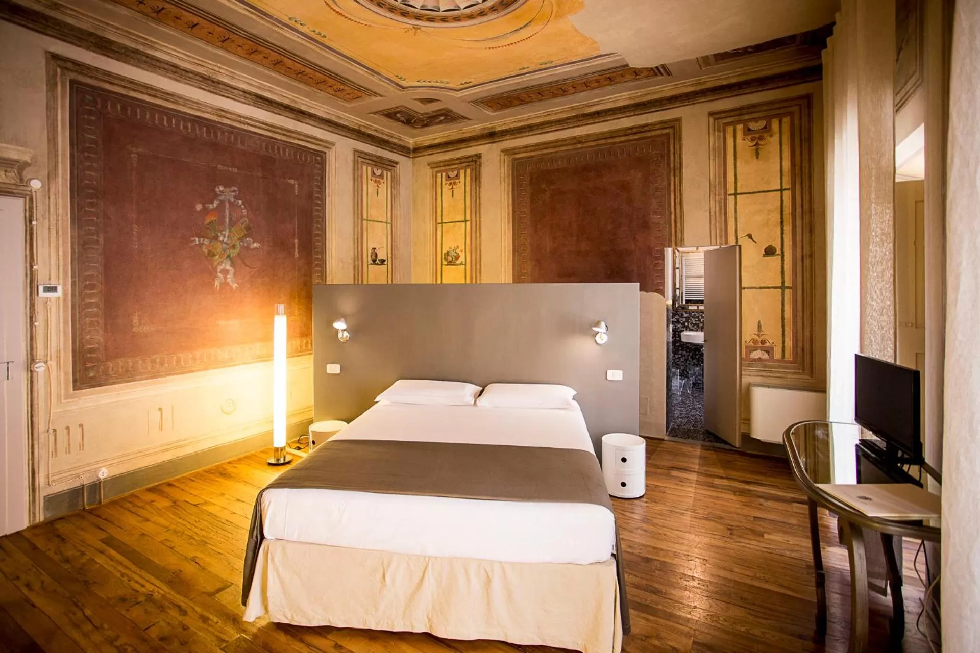 Photo of the whole room, Bed in Cortona Charme
