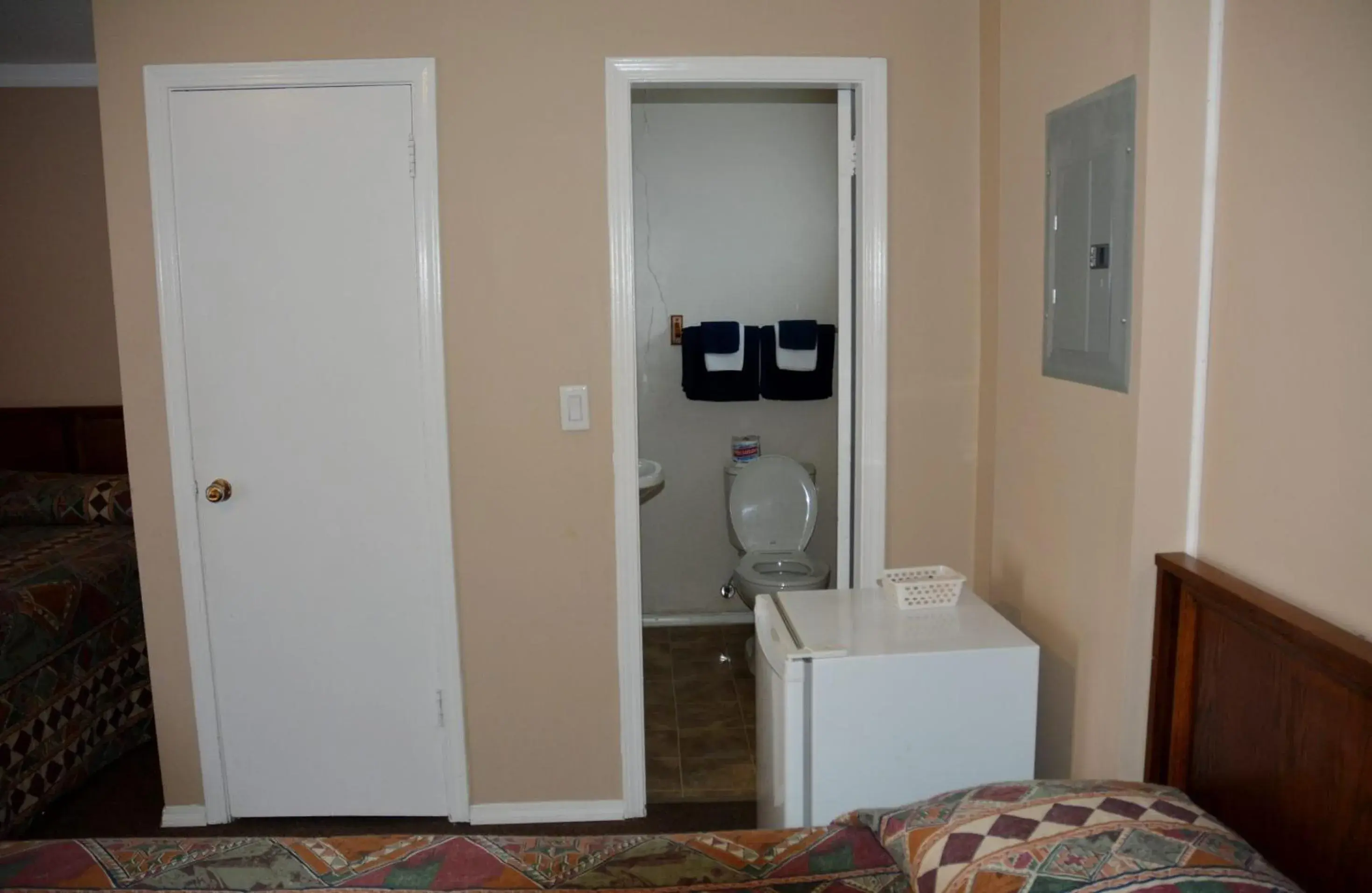 Bathroom in Bluebird Motel