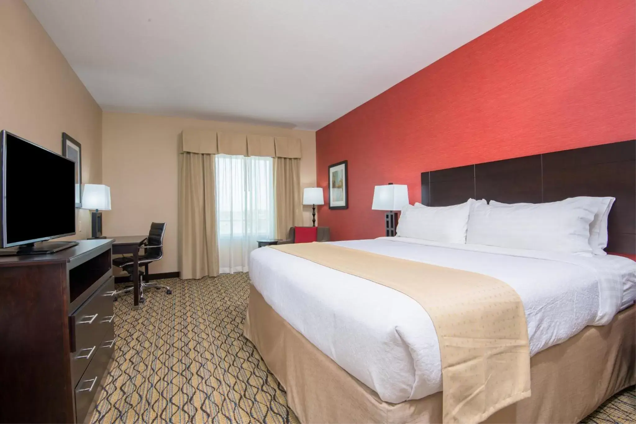 Photo of the whole room, Bed in Holiday Inn Salina, an IHG Hotel