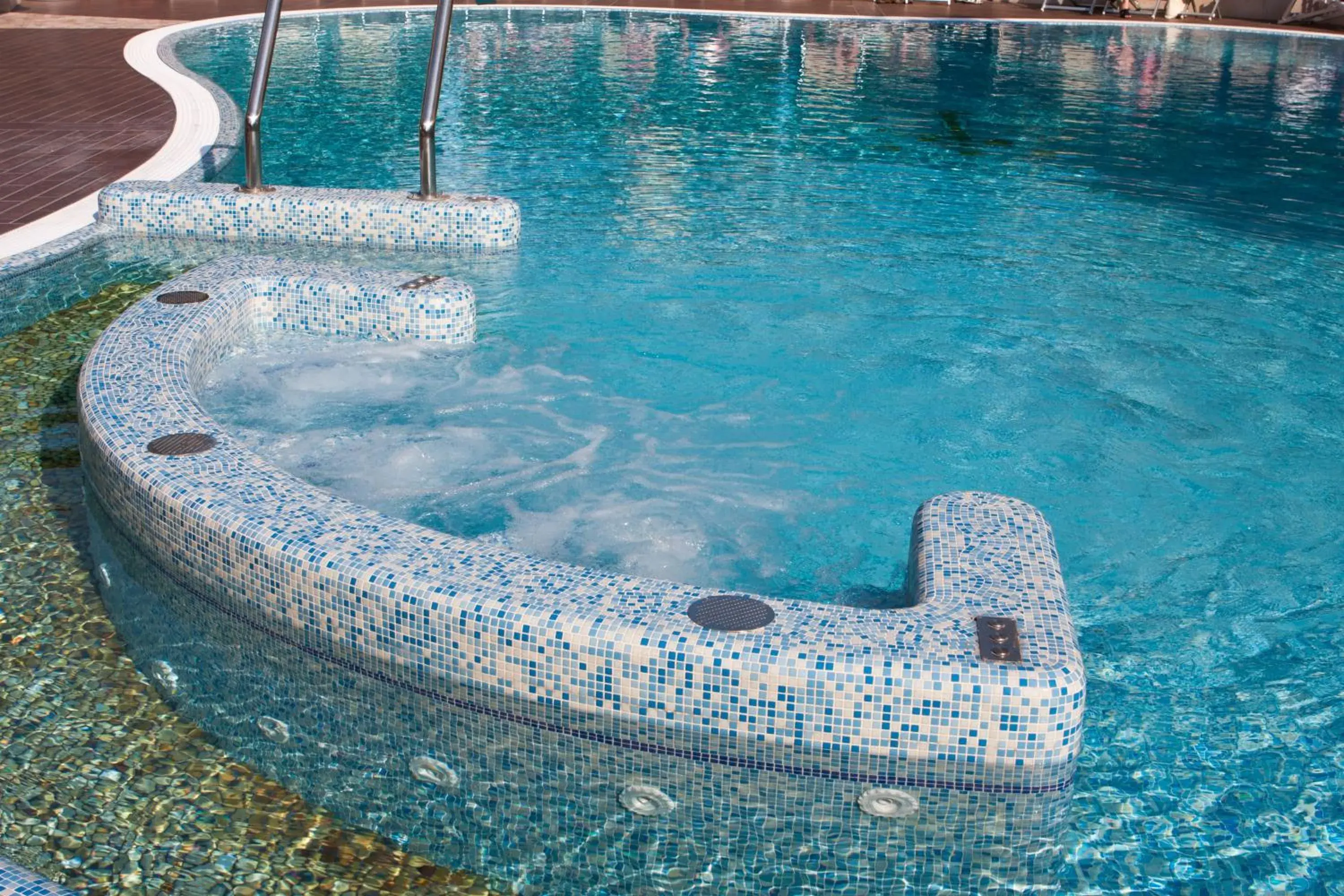 Hot Tub, Swimming Pool in Hotel Bisesti ***S