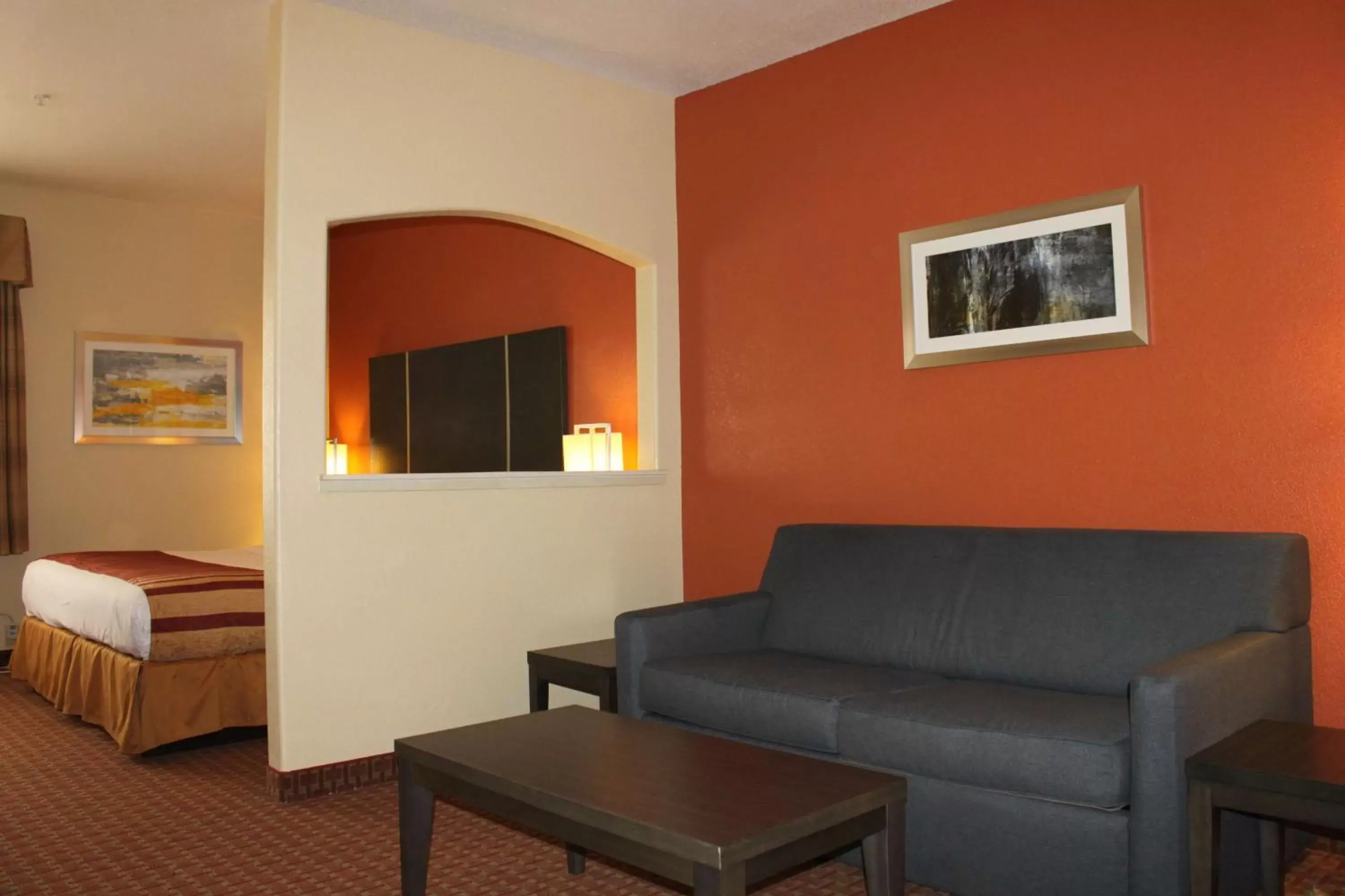 Photo of the whole room, Seating Area in Best Western Plus North Houston Inn & Suites