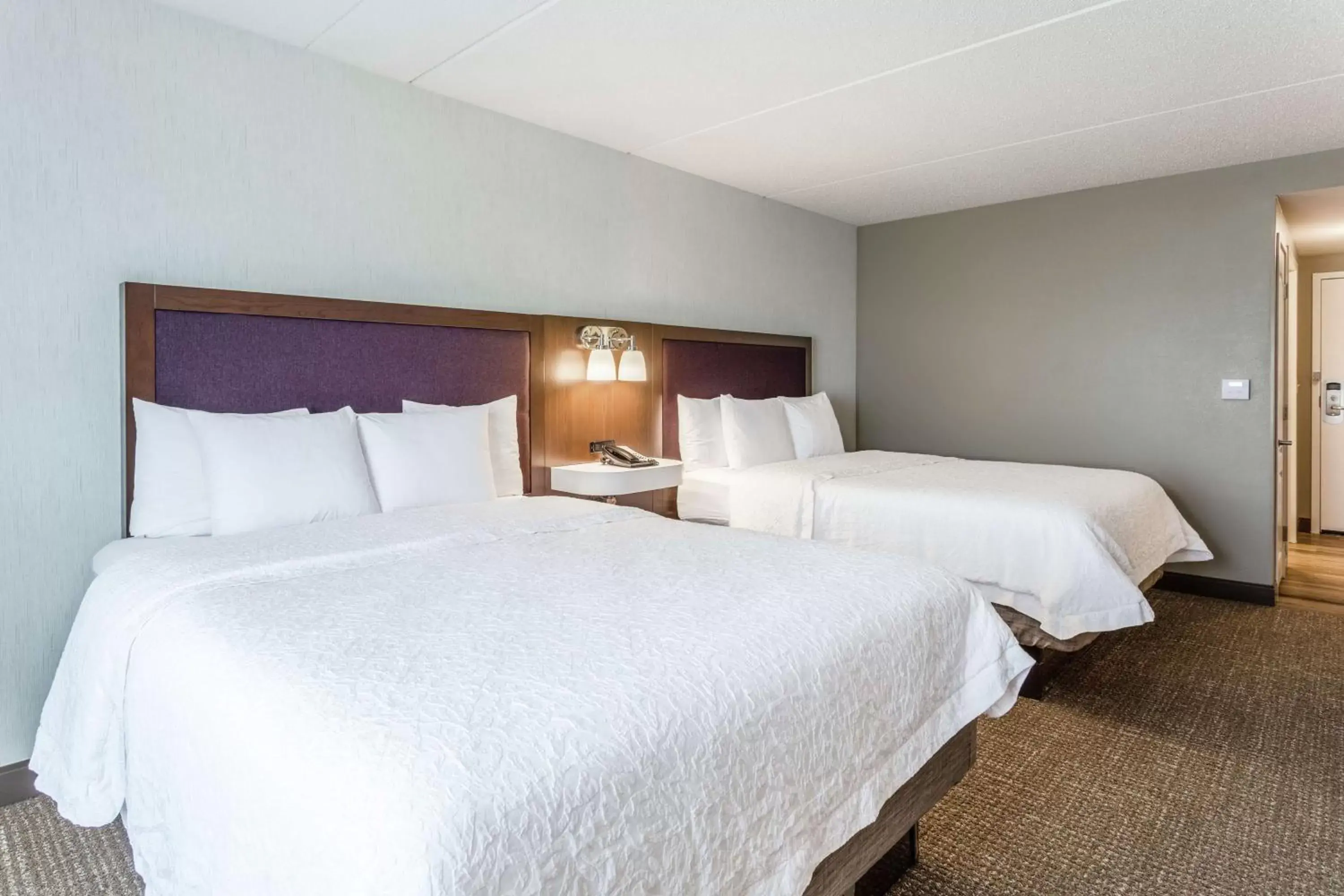 Bed in Hampton Inn & Suites Chicago - Libertyville