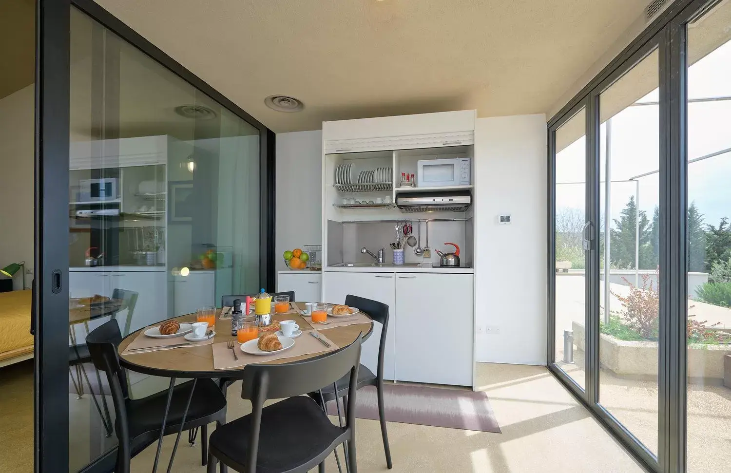 Kitchen or kitchenette, Dining Area in Petrantica Resort