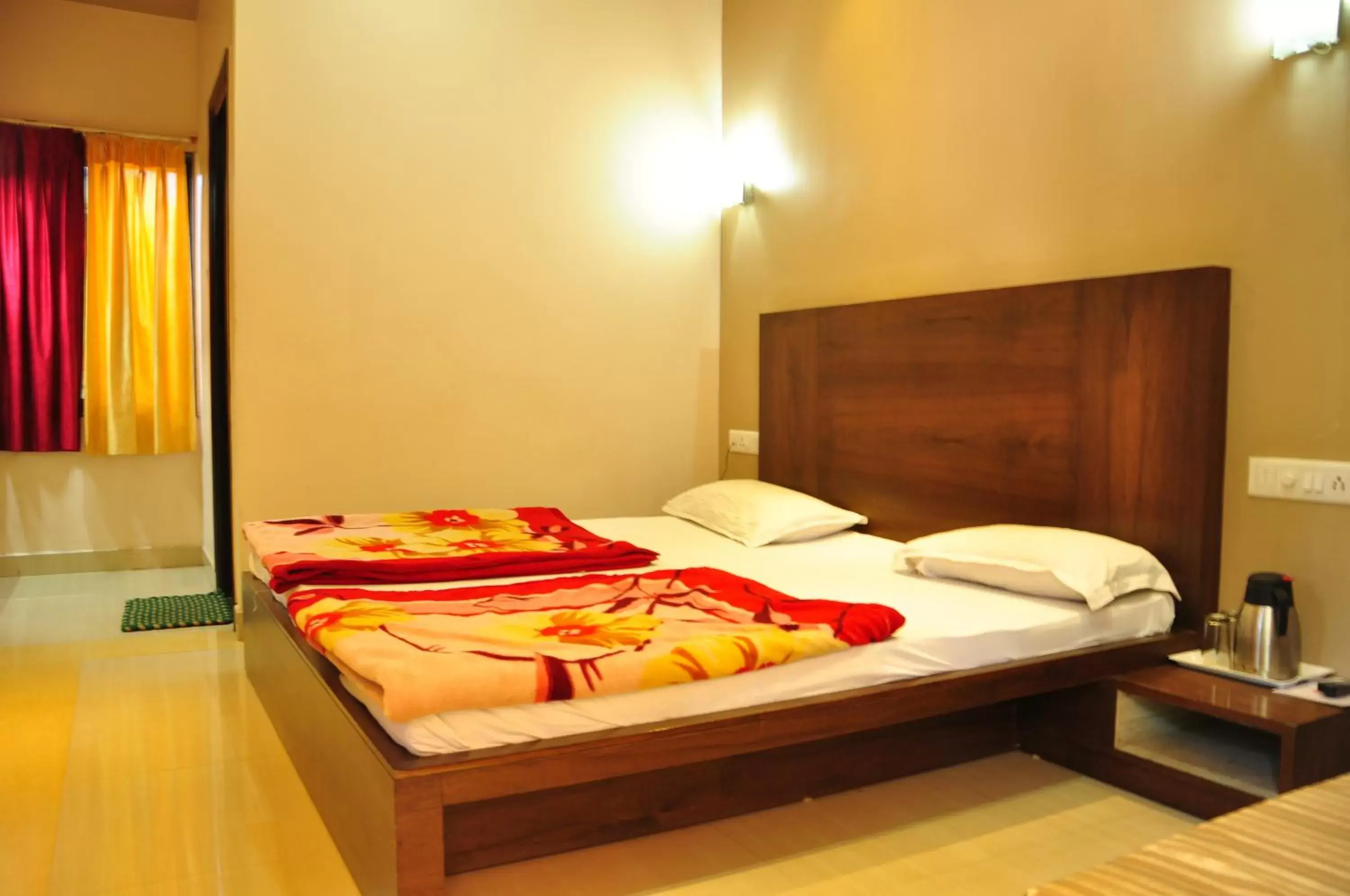 Super Deluxe Double Room - single occupancy in Hotel Oasis Super Deluxe Double Room - single occupancy in Hotel Oasis