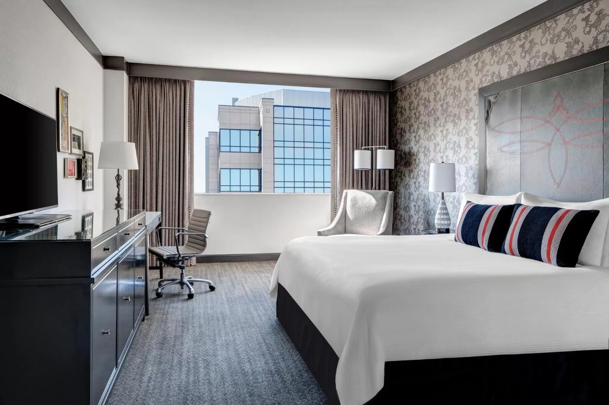 Photo of the whole room, Bed in Loews Nashville Hotel at Vanderbilt Plaza