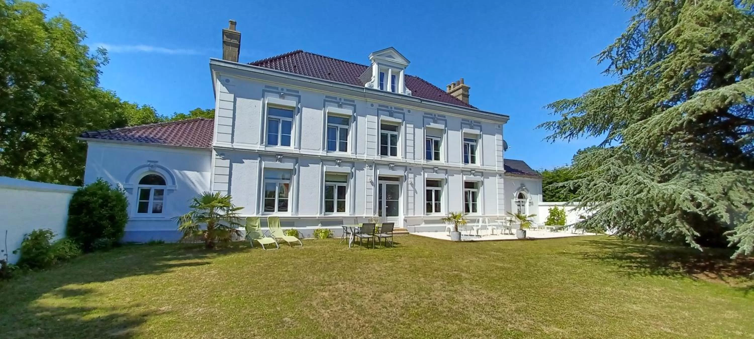 Property Building in La Carte Postale