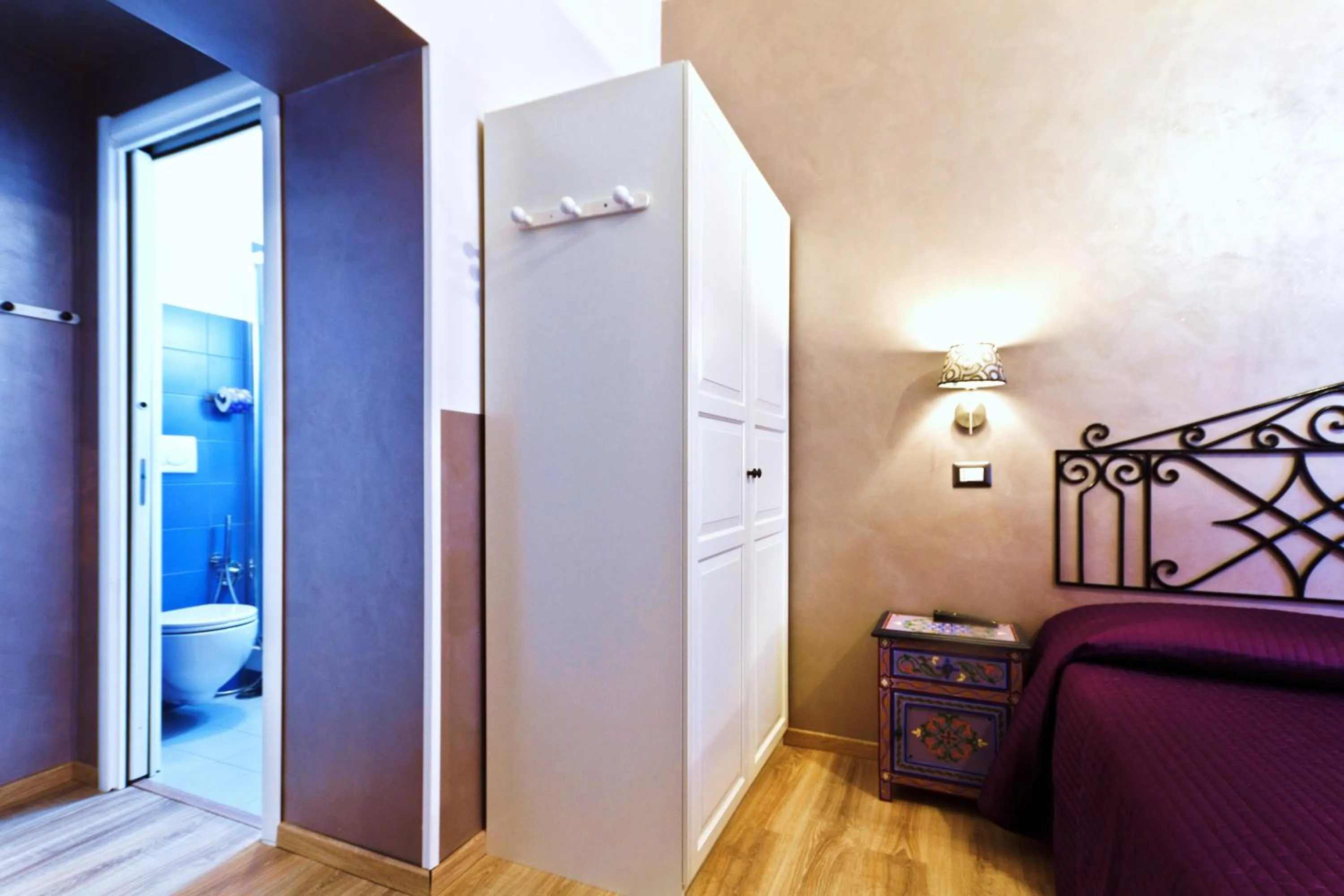 Photo of the whole room, Bed in Dream Station