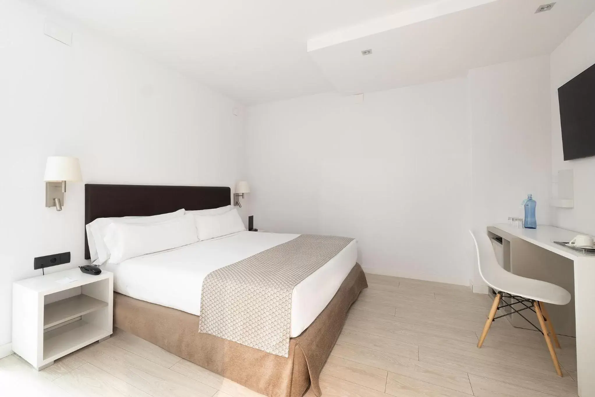 Photo of the whole room, Bed in Catalonia Albeniz Photo of the whole room, Bed in Catalonia Albeniz