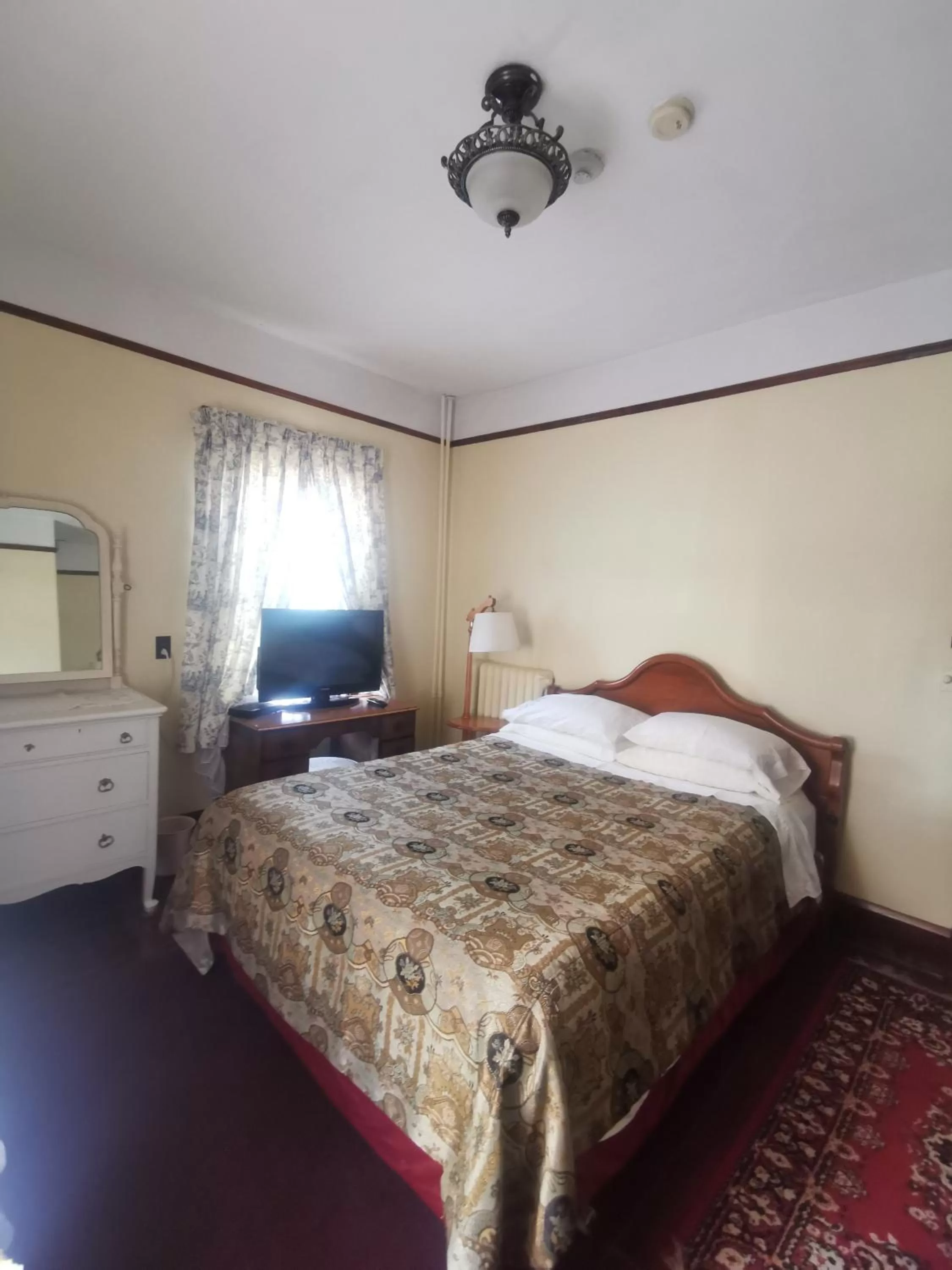 Bedroom, Bed in Royal Hotel