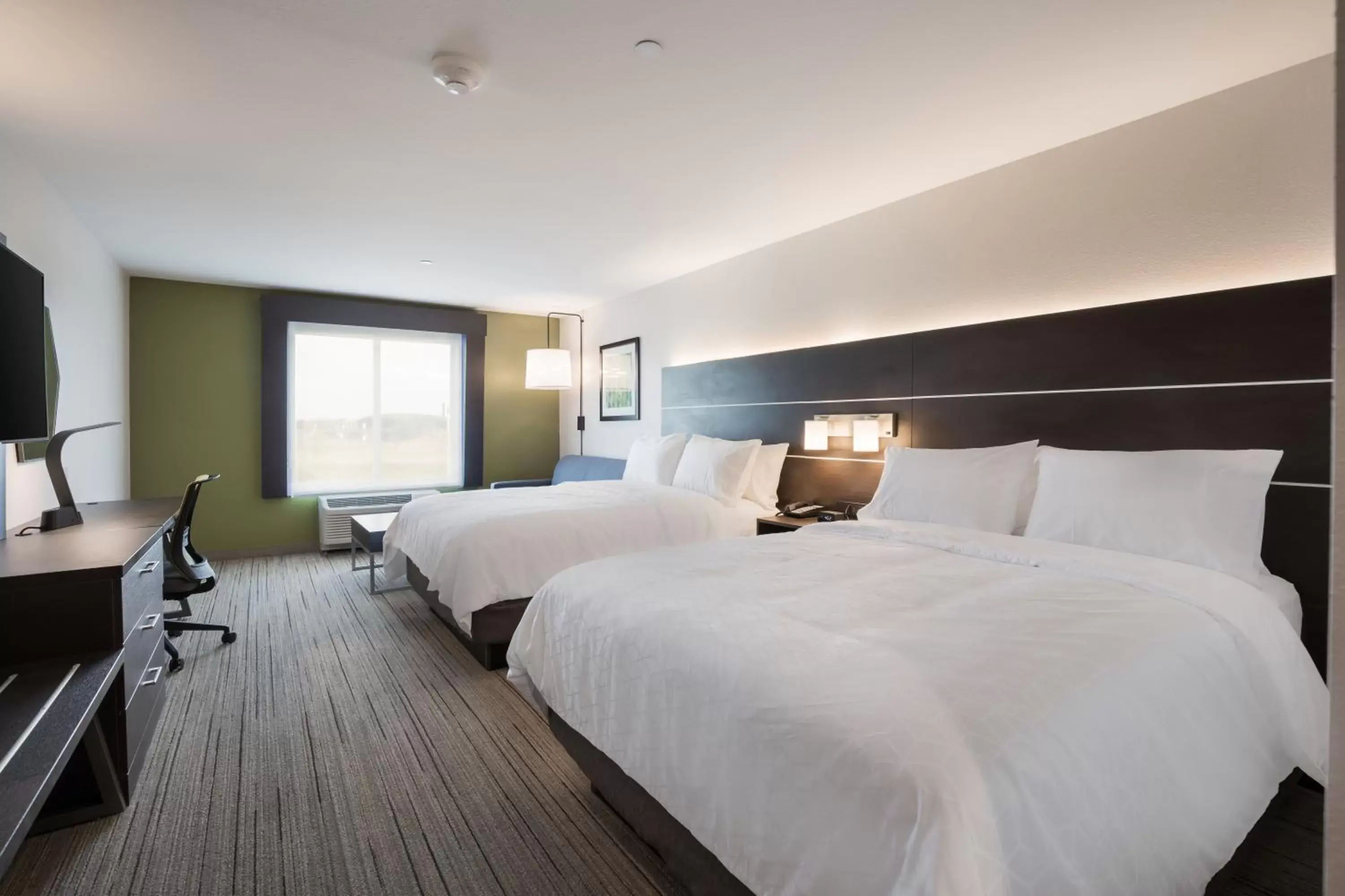 Bedroom, Bed in Holiday Inn Express & Suites Chicago - Hoffman Estates, an IHG Hotel