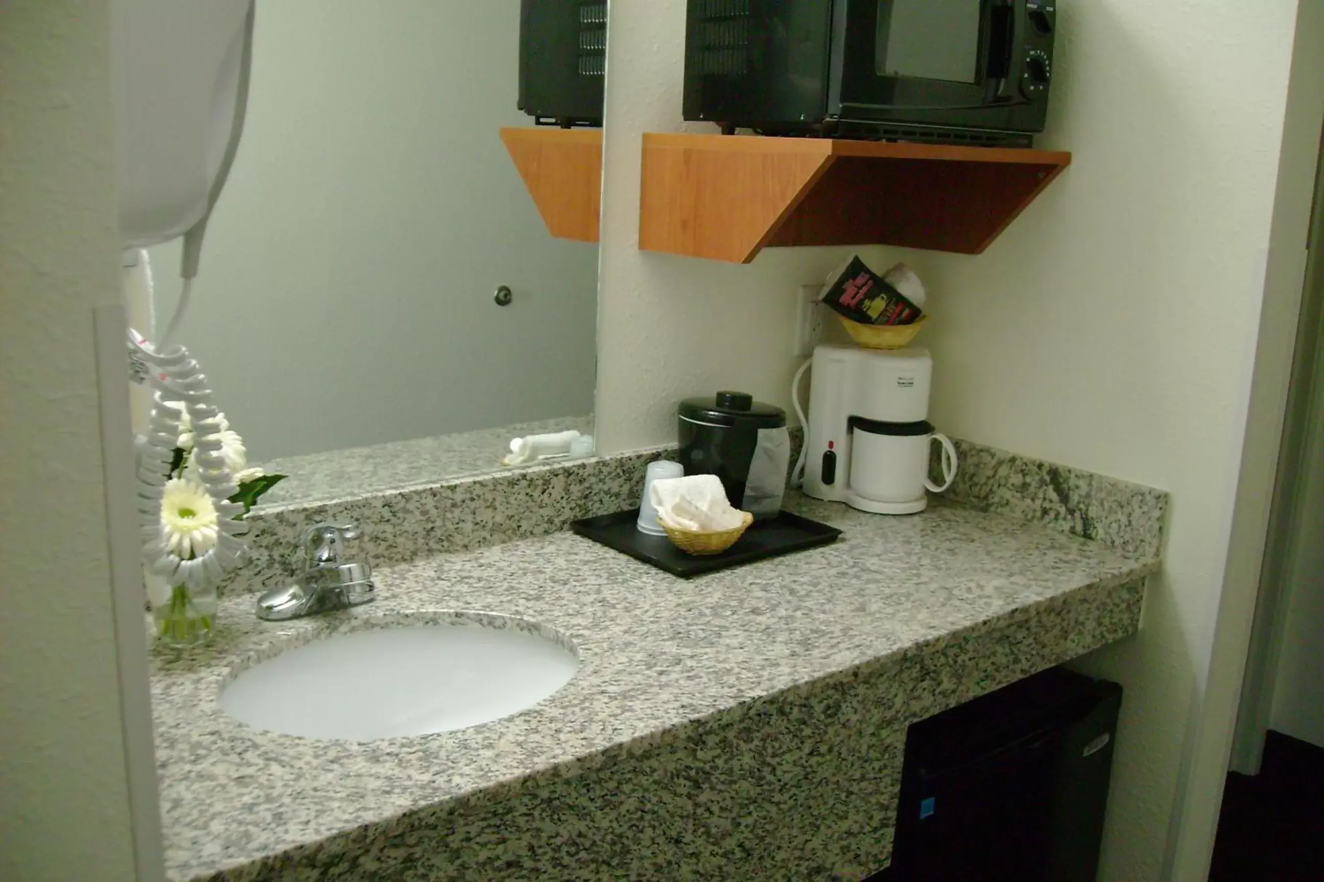 Bathroom, Kitchen/Kitchenette in Travelodge by Wyndham Marysville