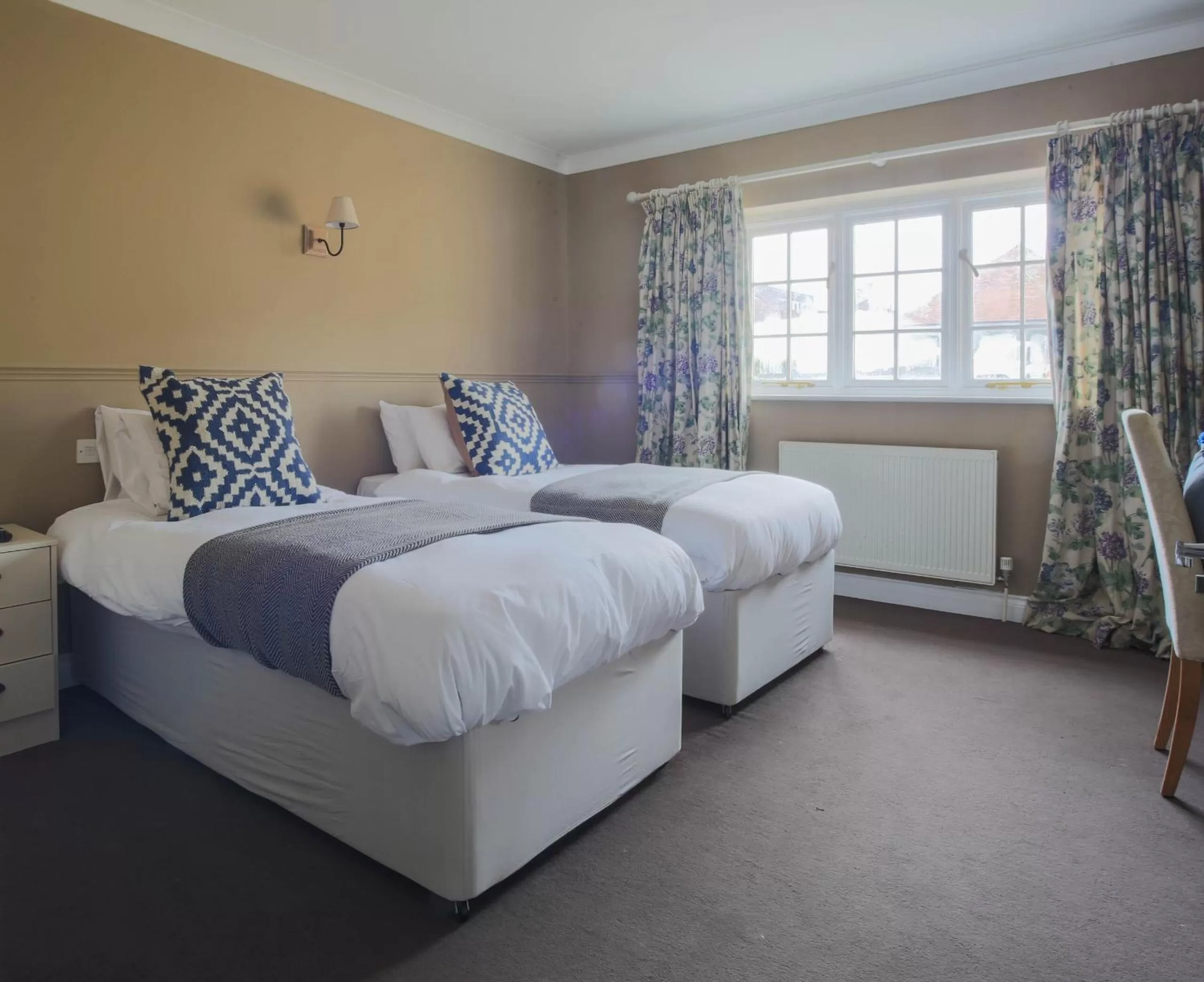 Bedroom, Bed in The Cricketers Inn