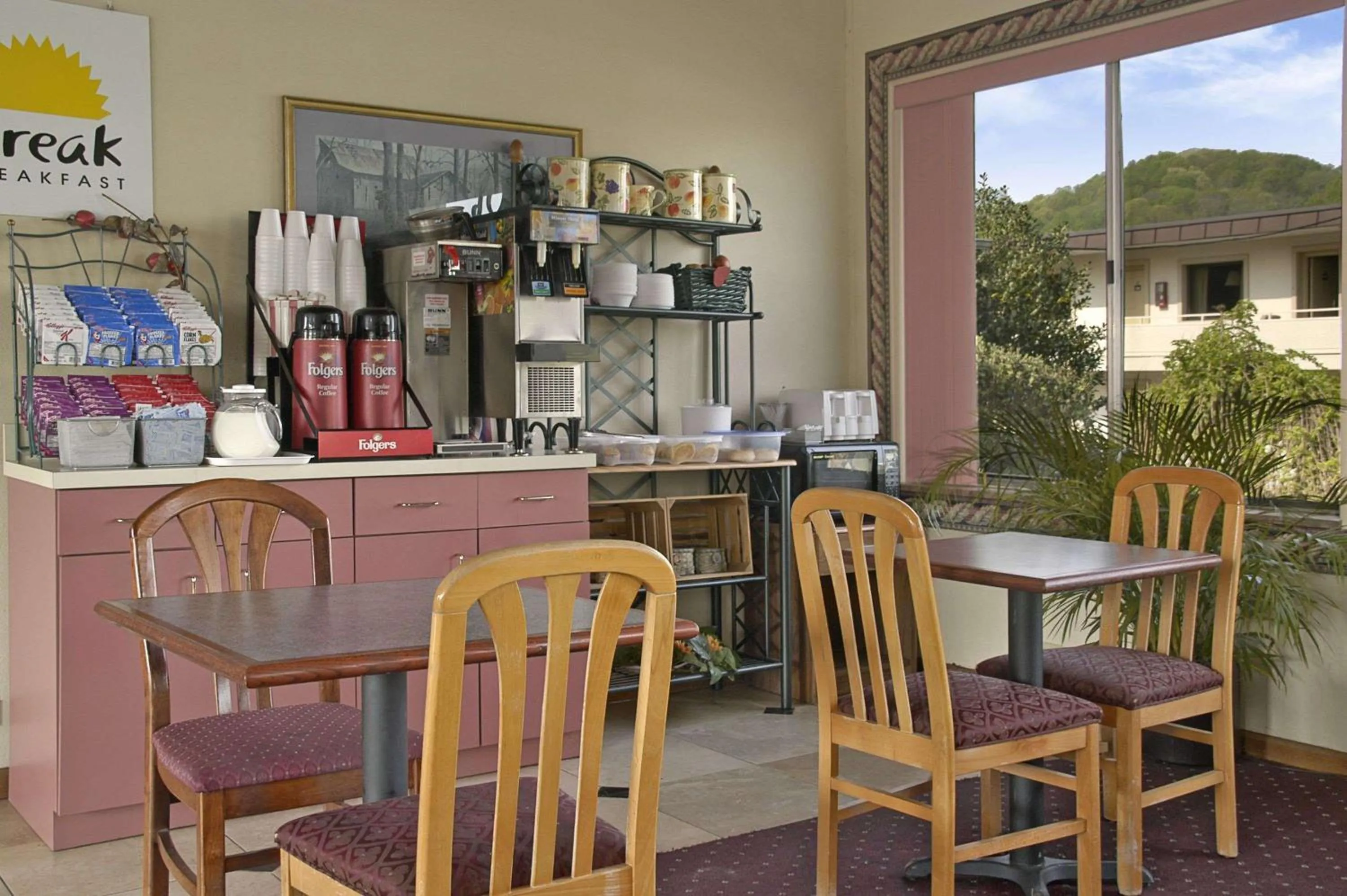 Restaurant/places to eat in Days Inn by Wyndham Oak Ridge Knoxville