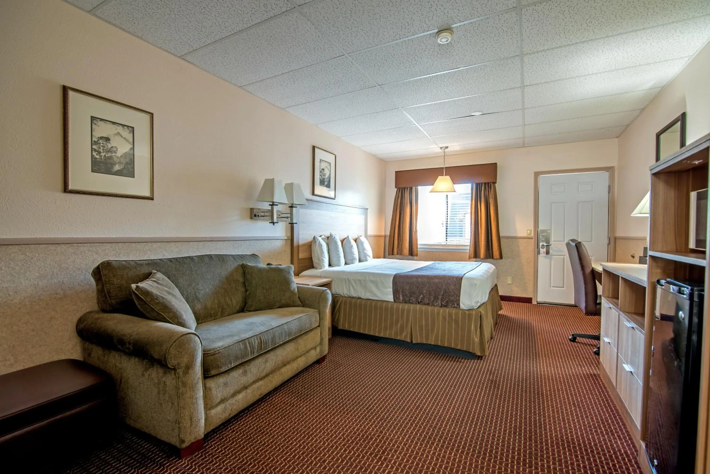 Seating area, Bed in Silver Spruce Inn