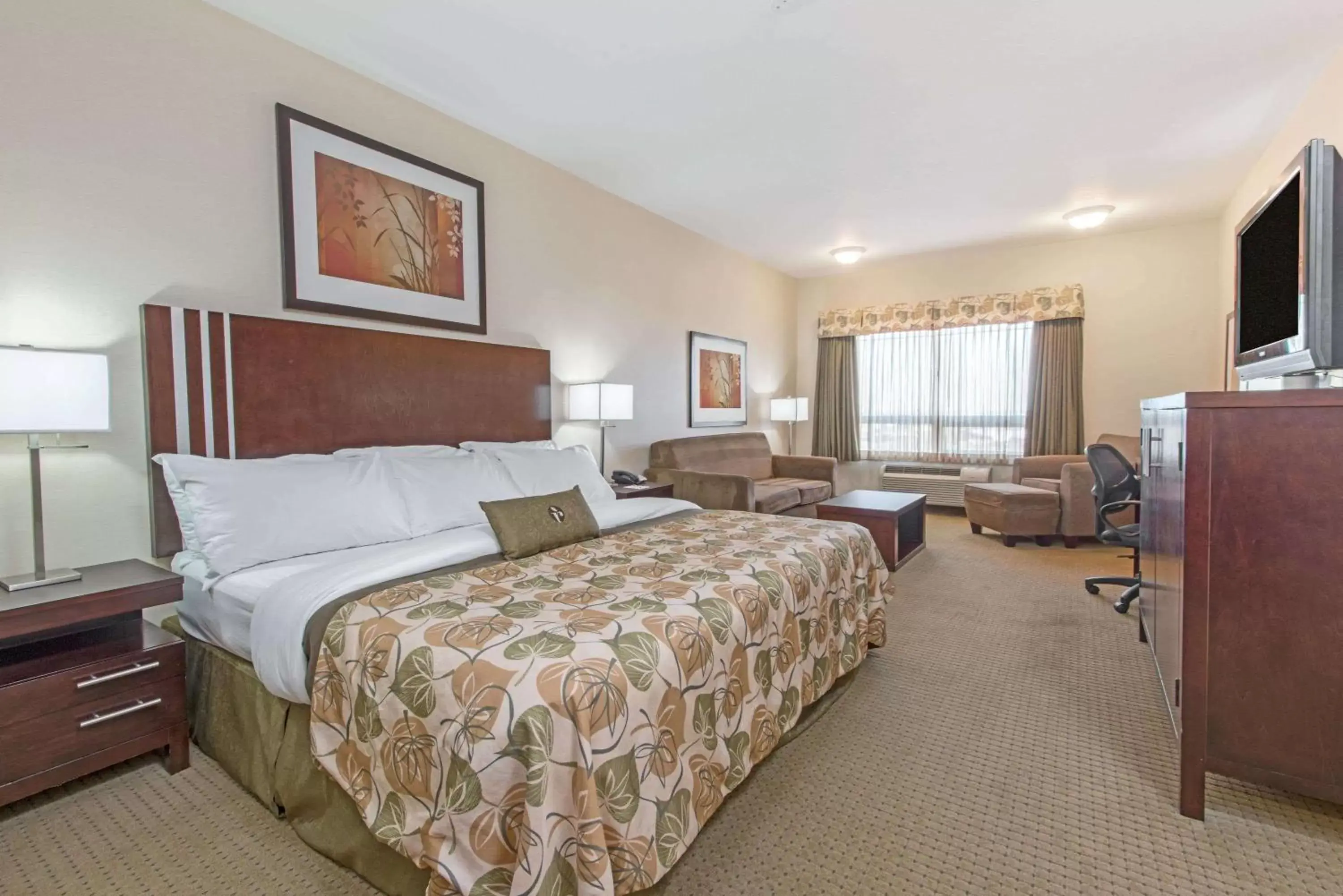 Photo of the whole room, Bed in Ramada by Wyndham Wainwright