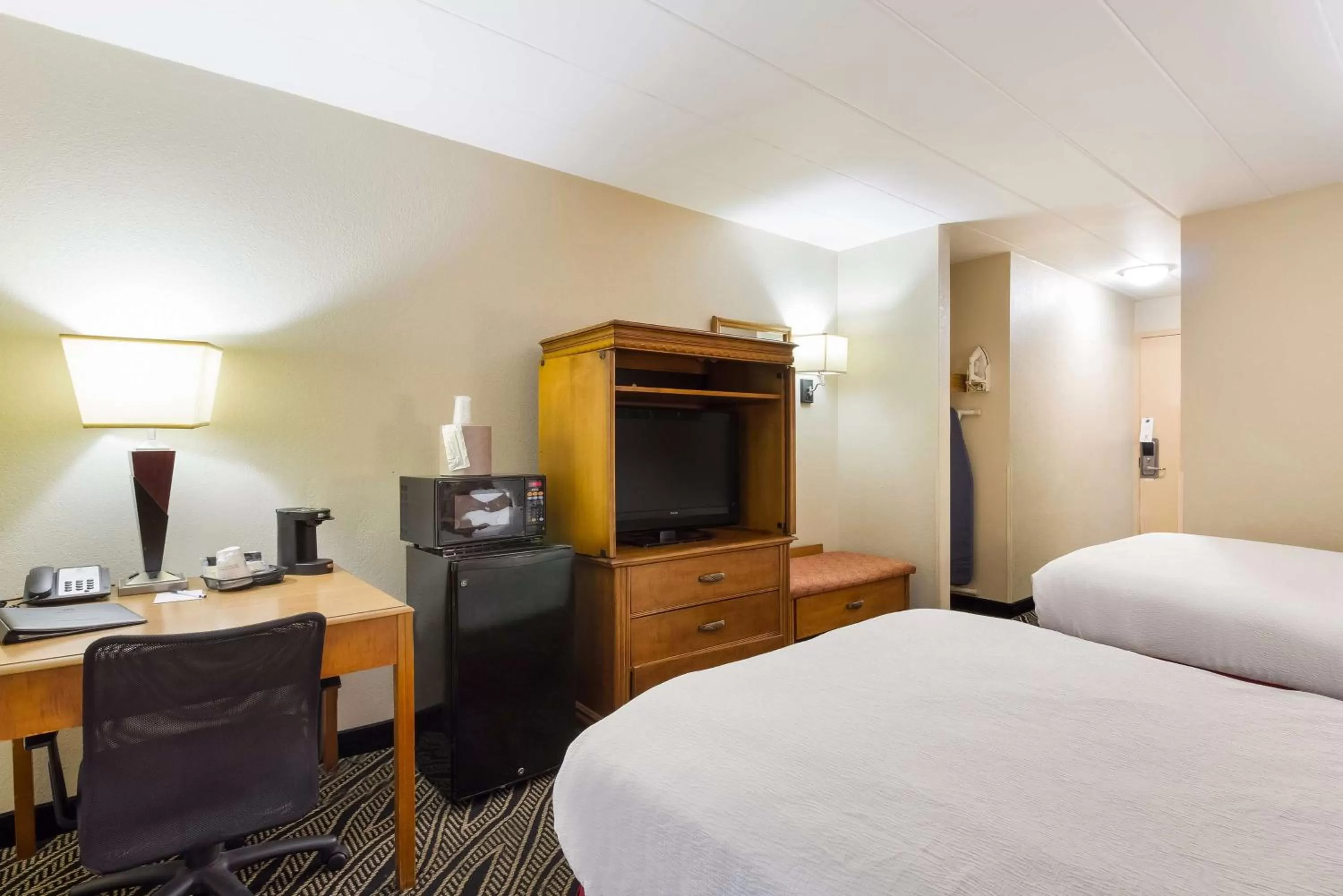 Bedroom, Bed in Best Western Braddock Inn