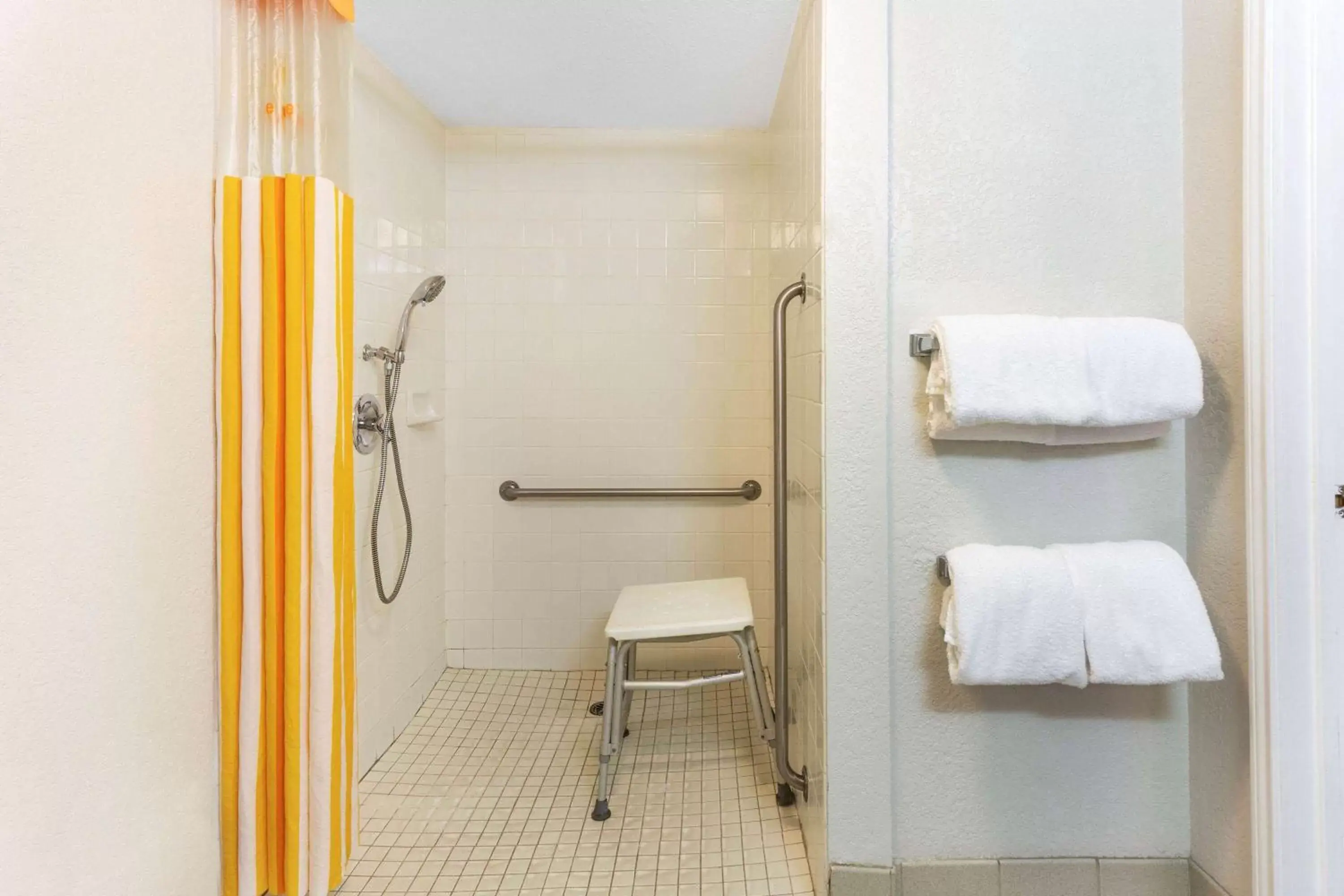Shower, Bathroom in La Quinta by Wyndham Redding