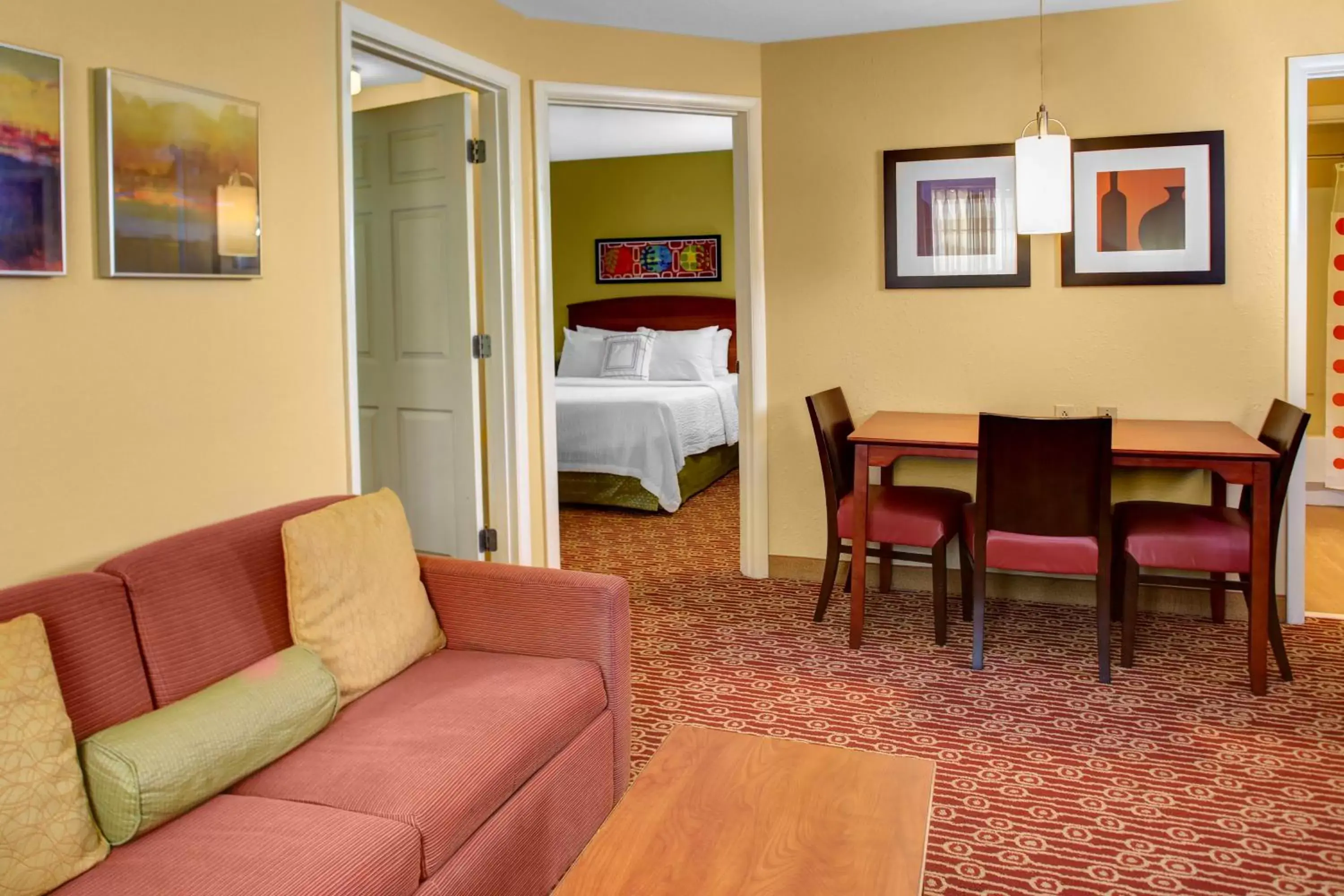 Seating Area in Hawthorn Suites by Wyndham Cincinnati Northeast/Mason