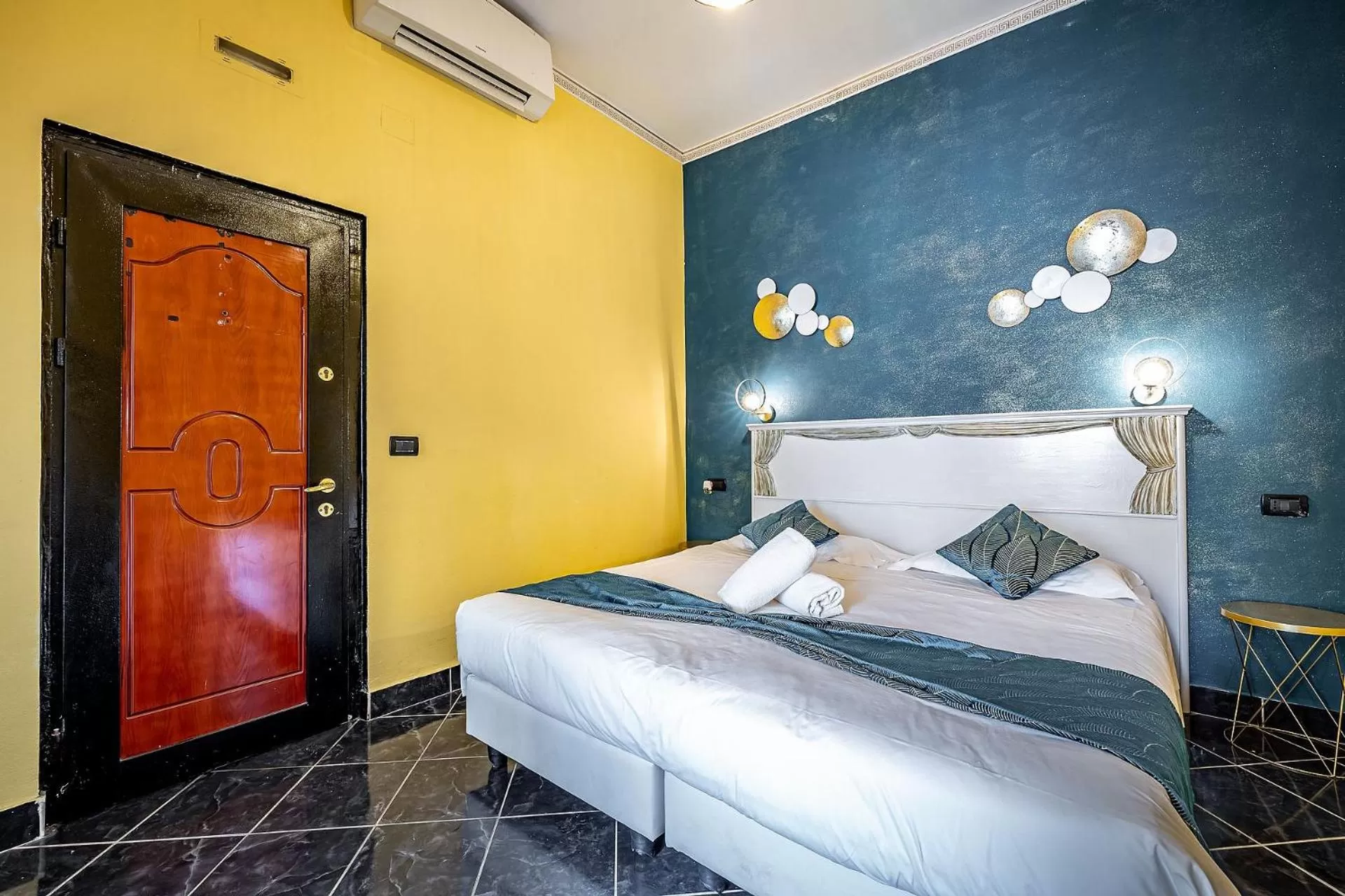 Bedroom, Bed in HOTEL VENETO con accesso ZTL