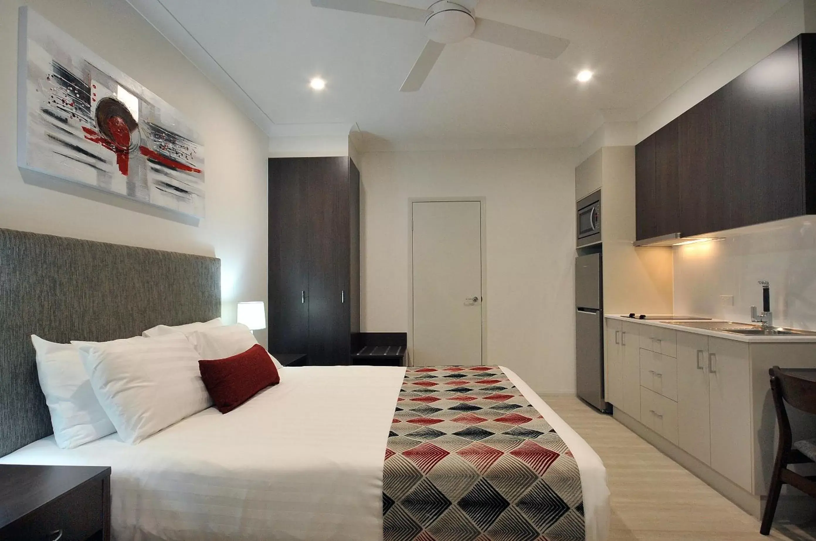 Kitchen or kitchenette, Bed in Northpoint Motel Apartments
