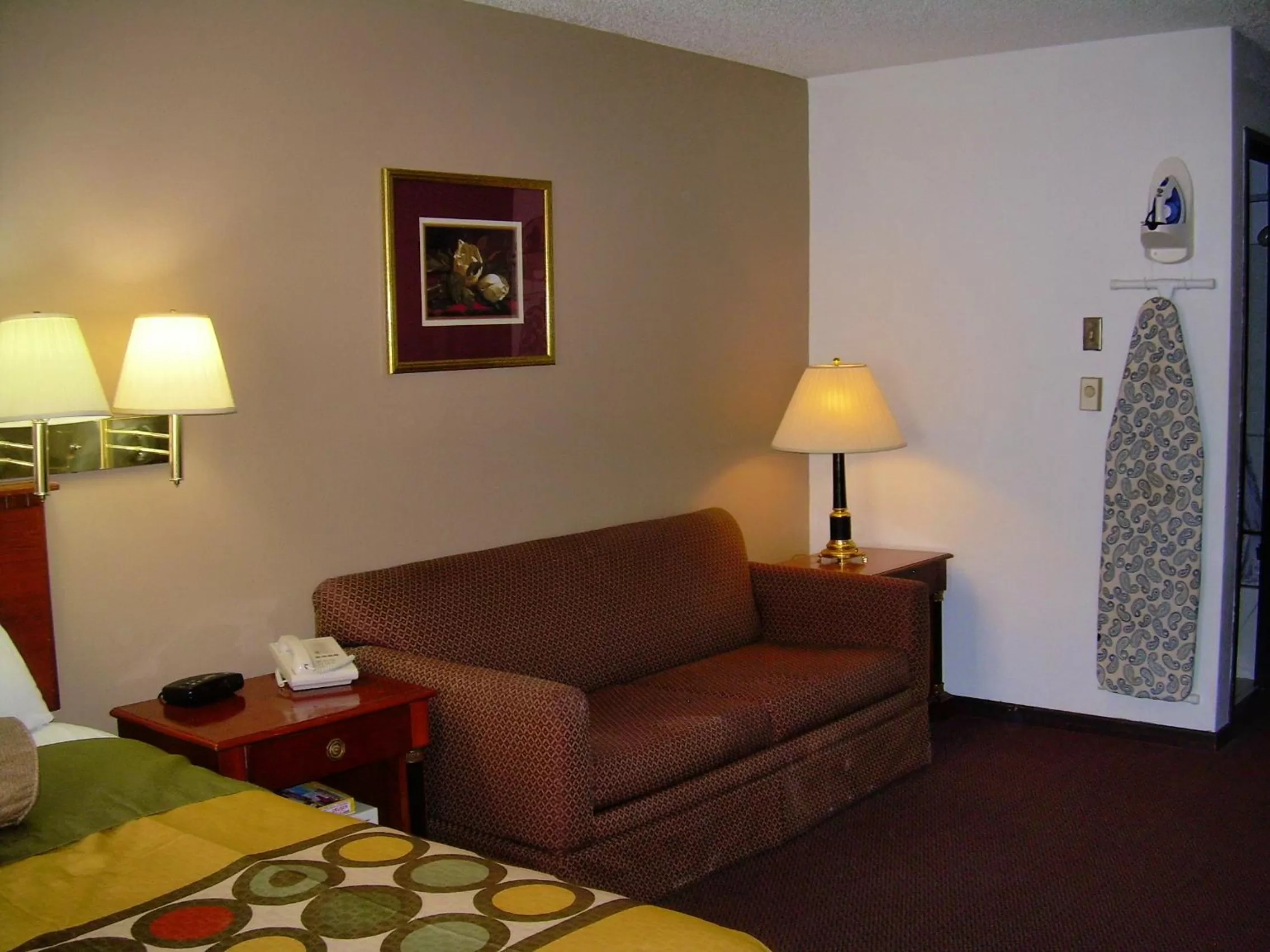 Seating area in Super 8 by Wyndham Milwaukee Airport