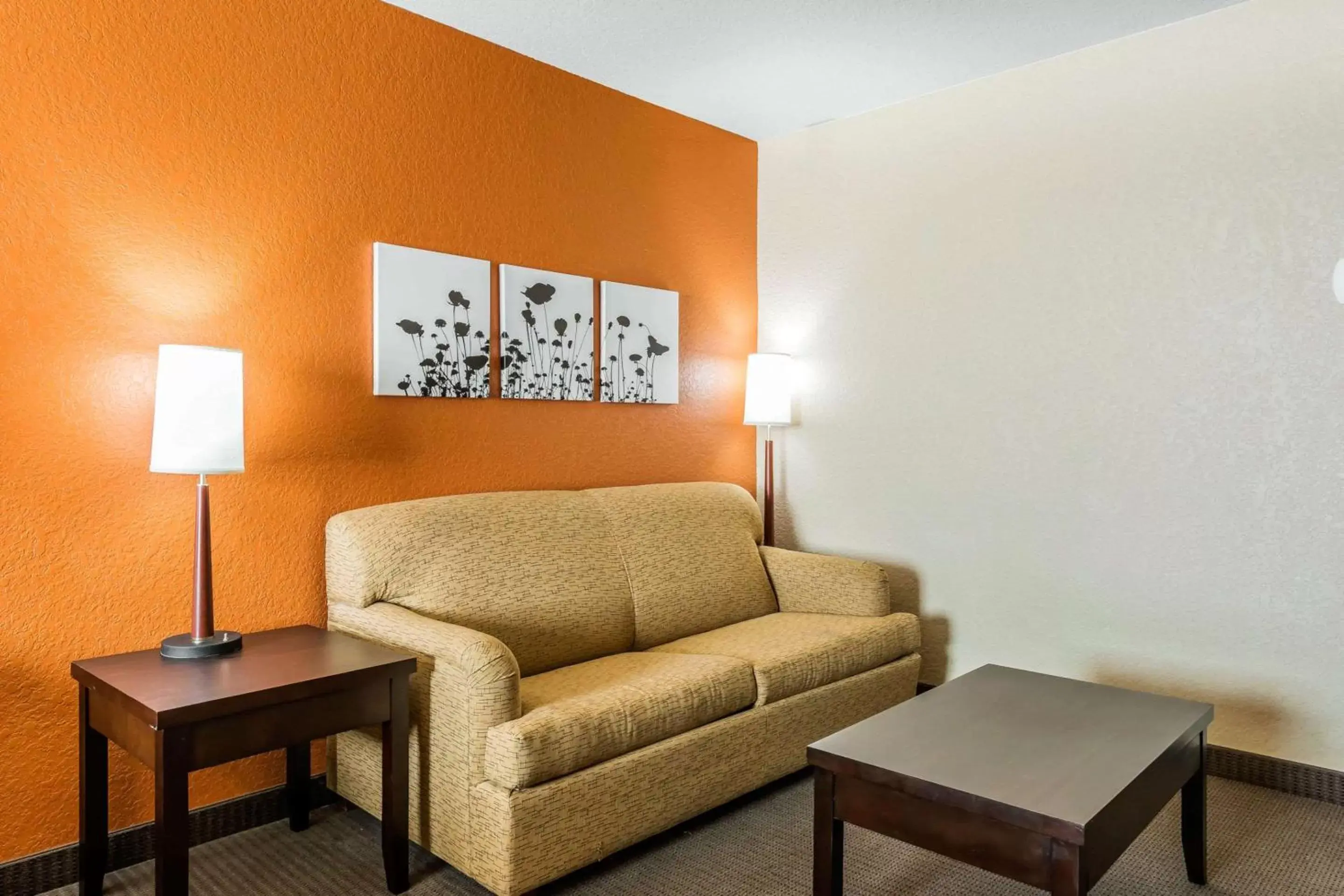 Photo of the whole room, Seating Area in Sleep Inn & Suites Ocala - Belleview