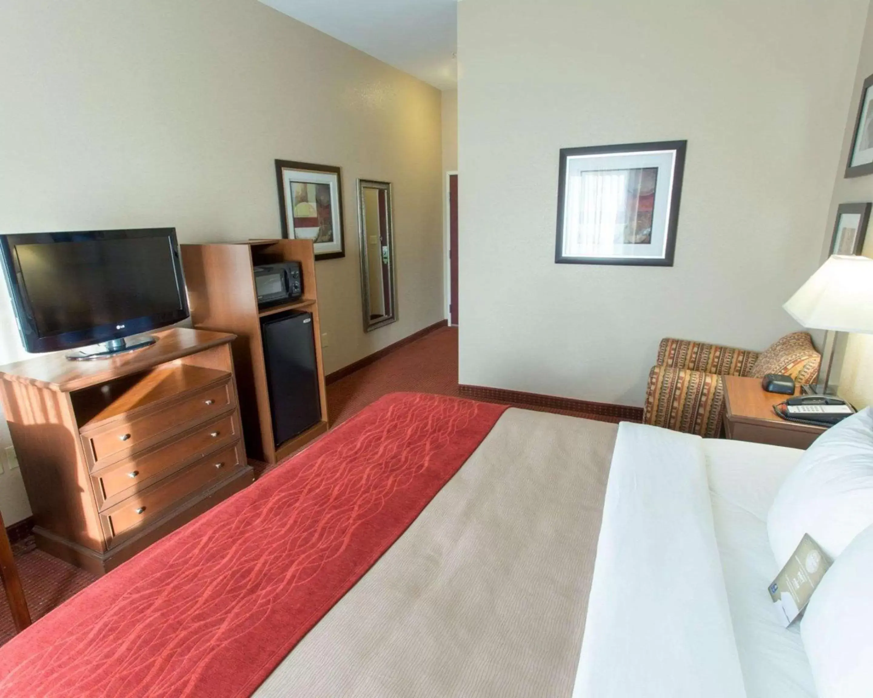 Photo of the whole room, Bed in Comfort Inn New Orleans Airport South