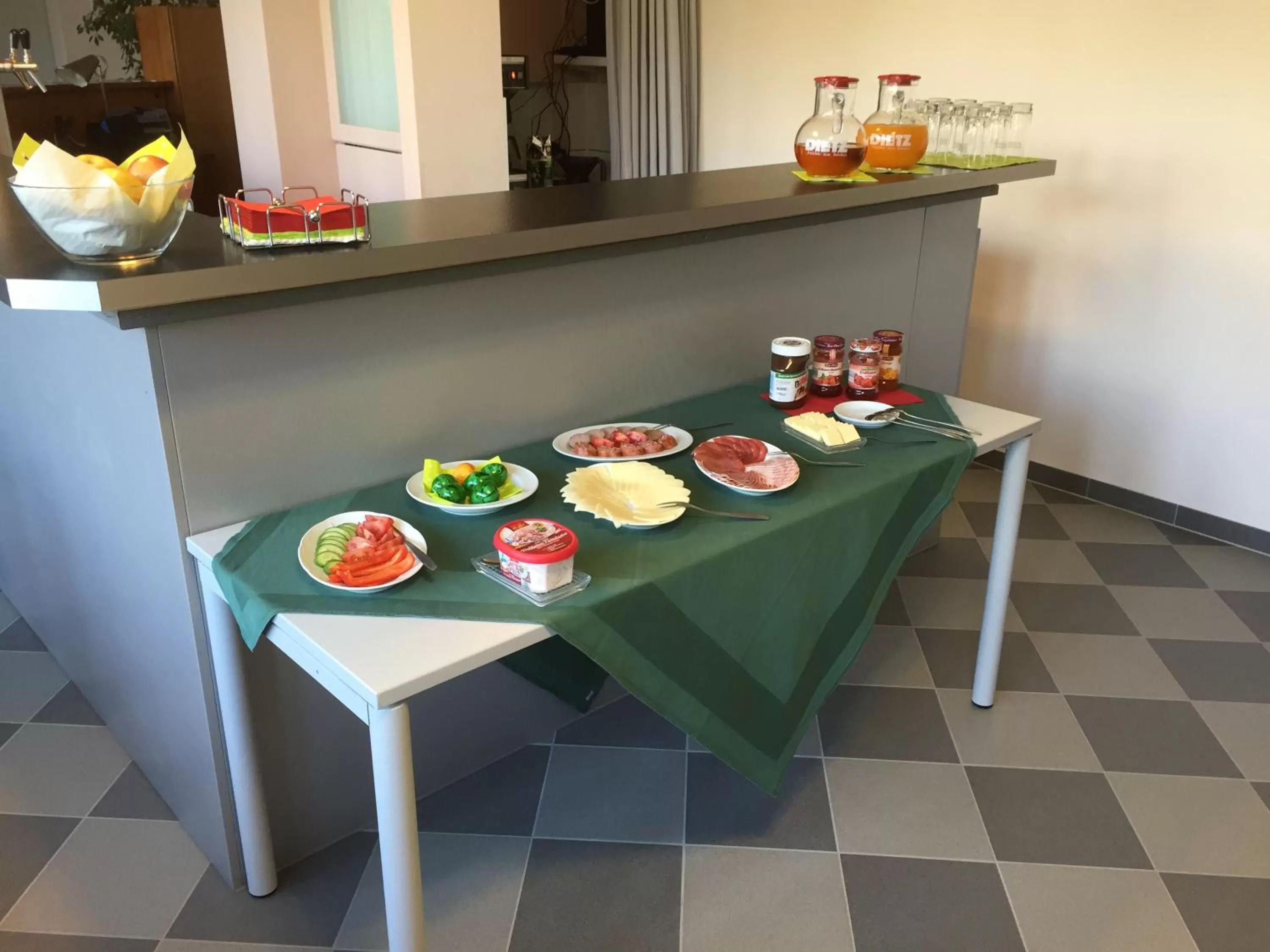 Breakfast in Motel Monteur