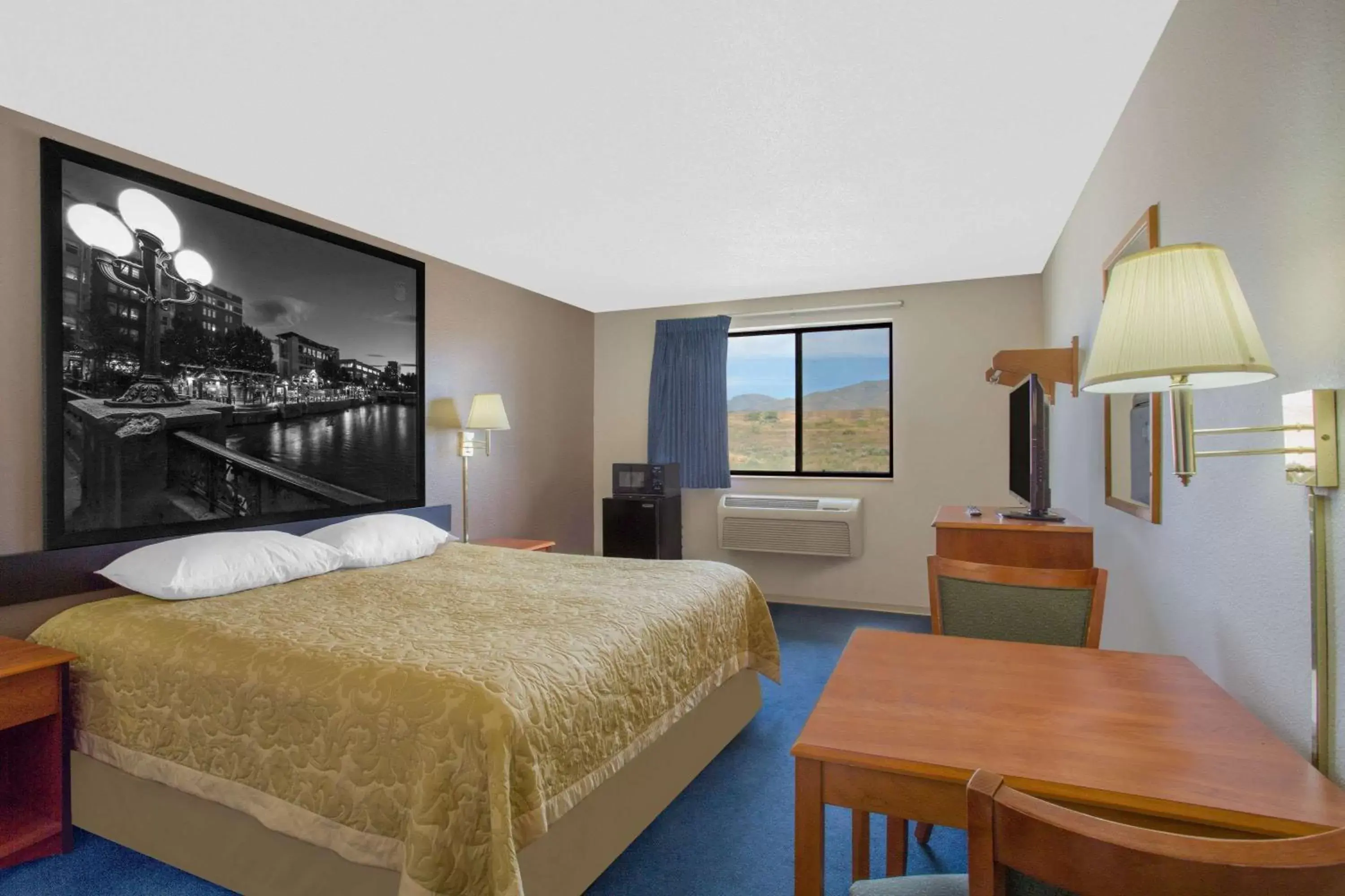 Photo of the whole room in Super 8 by Wyndham Winnemucca NV