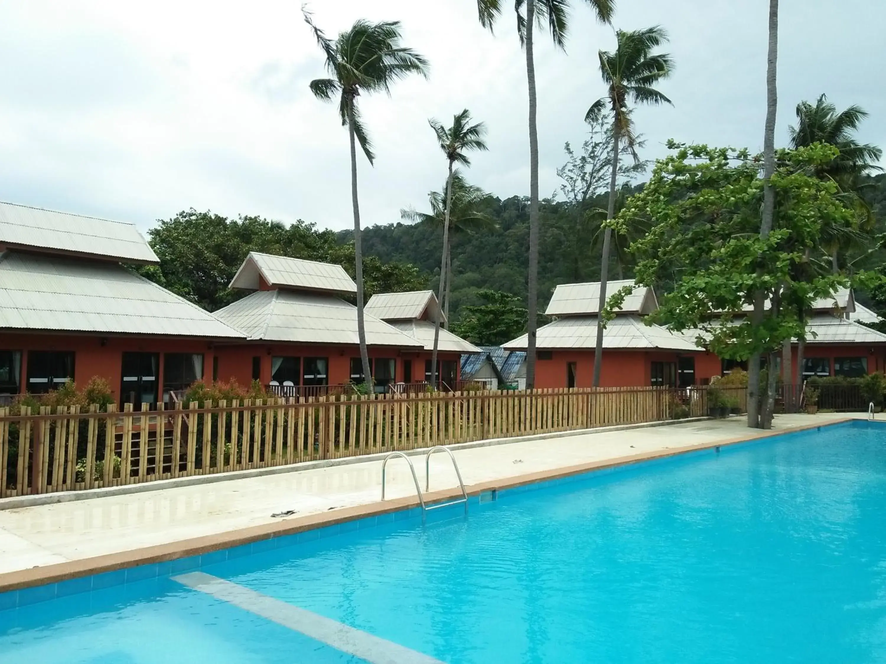 Swimming Pool in Lanta Cottage